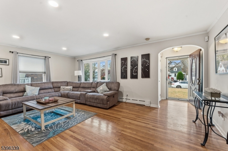 Dunellen Boro, New Jersey, 08812, United States, 3 Bedrooms Bedrooms, ,2 BathroomsBathrooms,Residential,For Sale,1991151