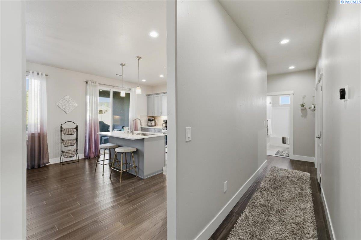 Richland, Washington, 99352, United States, 3 Bedrooms Bedrooms, ,2 BathroomsBathrooms,Residential,For Sale,1991630