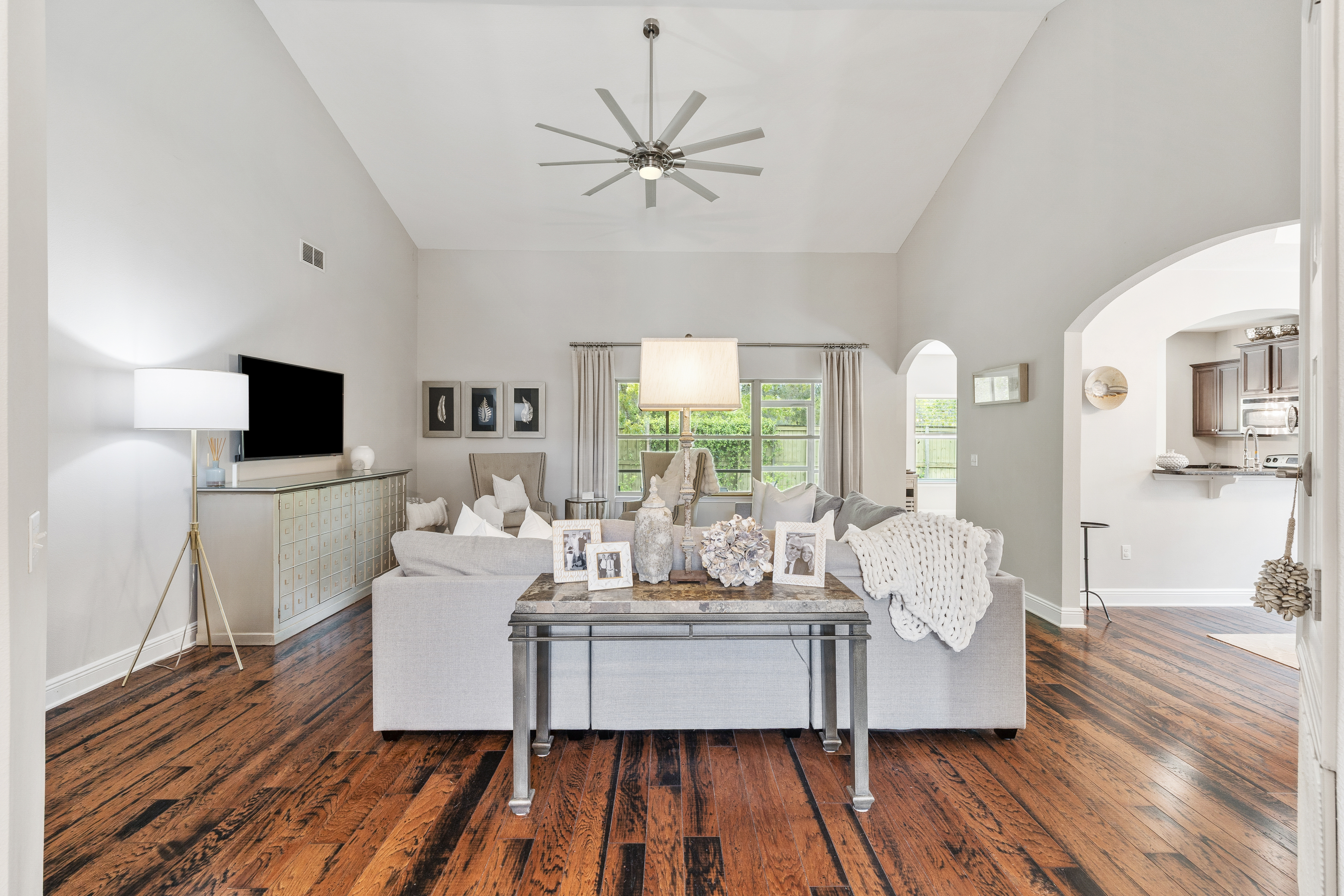  Immaculate, Spacious Single-Level Living Home with Screened Outdoor Living - 物件實景