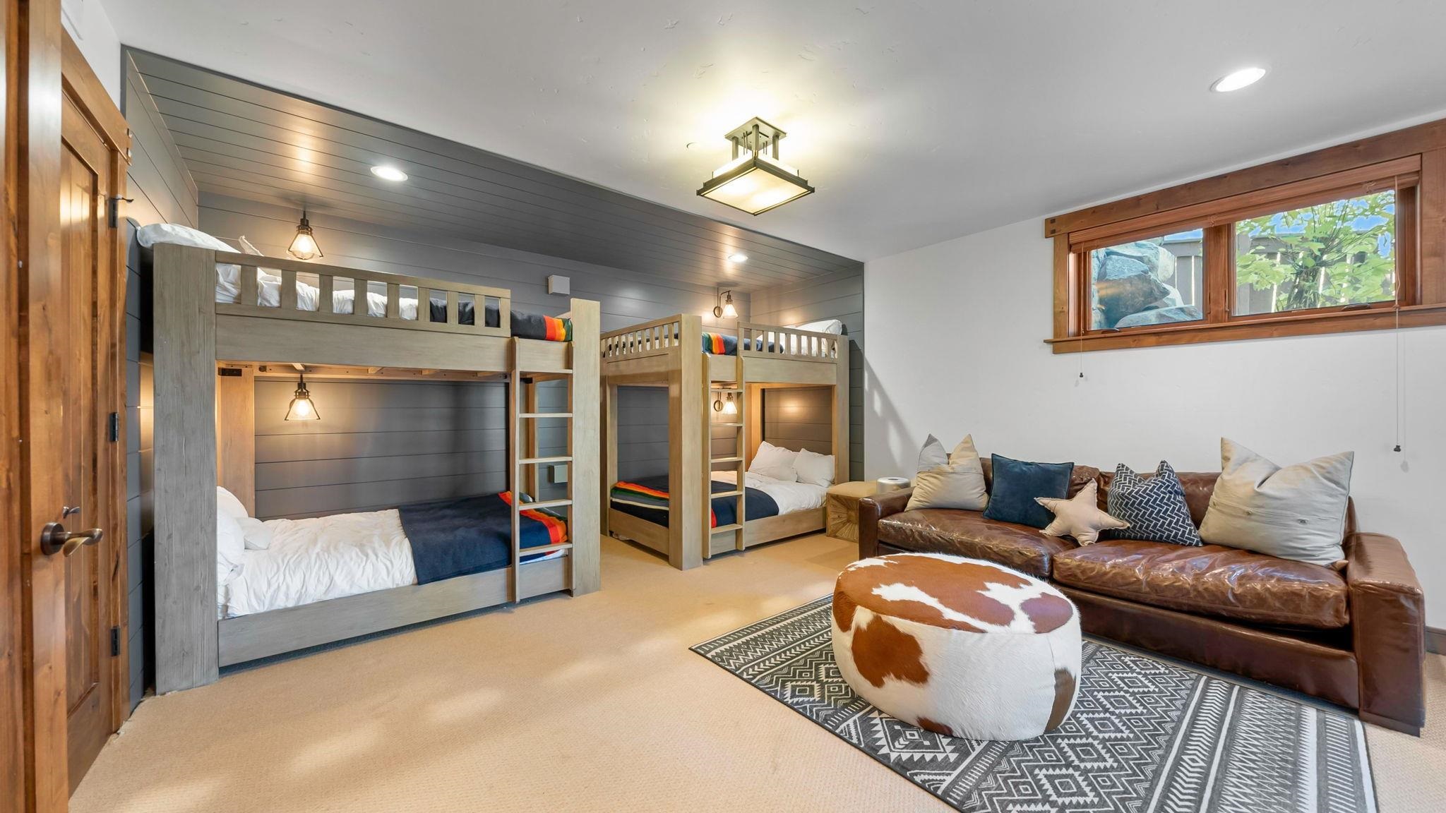 Truckee, California, 96161, United States, 4 Bedrooms Bedrooms, ,4 BathroomsBathrooms,Residential,For Sale,1999029