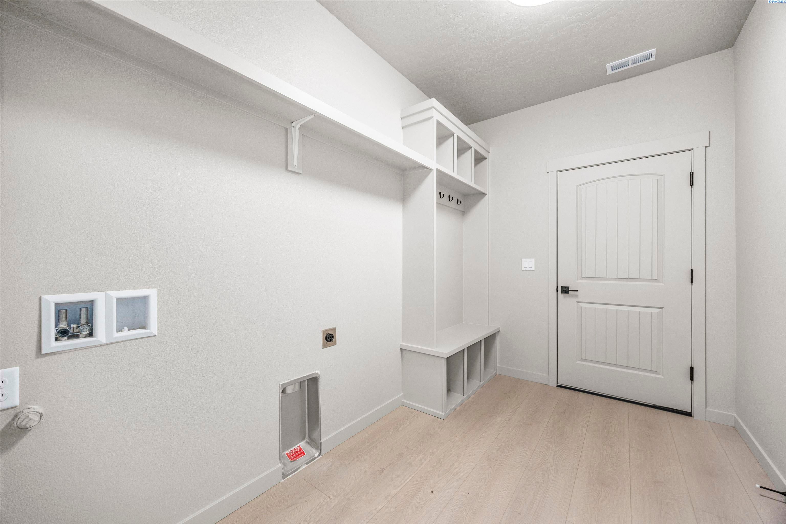 Richland, Washington, 99352, United States, 4 Bedrooms Bedrooms, ,3 BathroomsBathrooms,Residential,For Sale,1980389