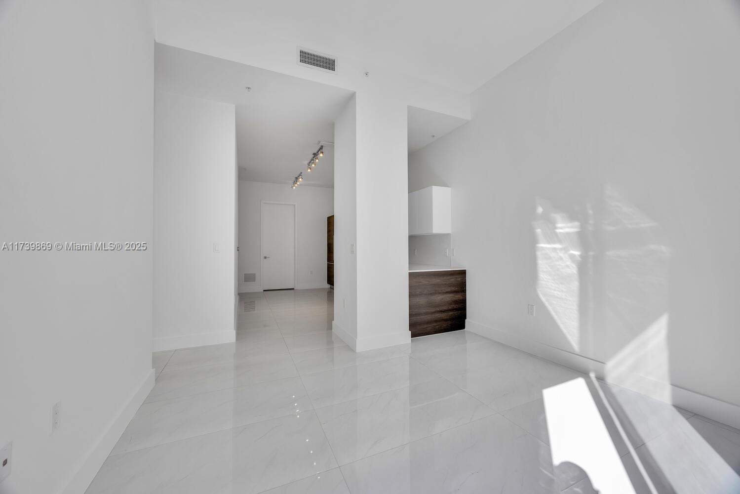 Coral Gables, Florida, 33146, United States, 1 Bedroom Bedrooms, ,1 BathroomBathrooms,Residential,For Sale,1934394