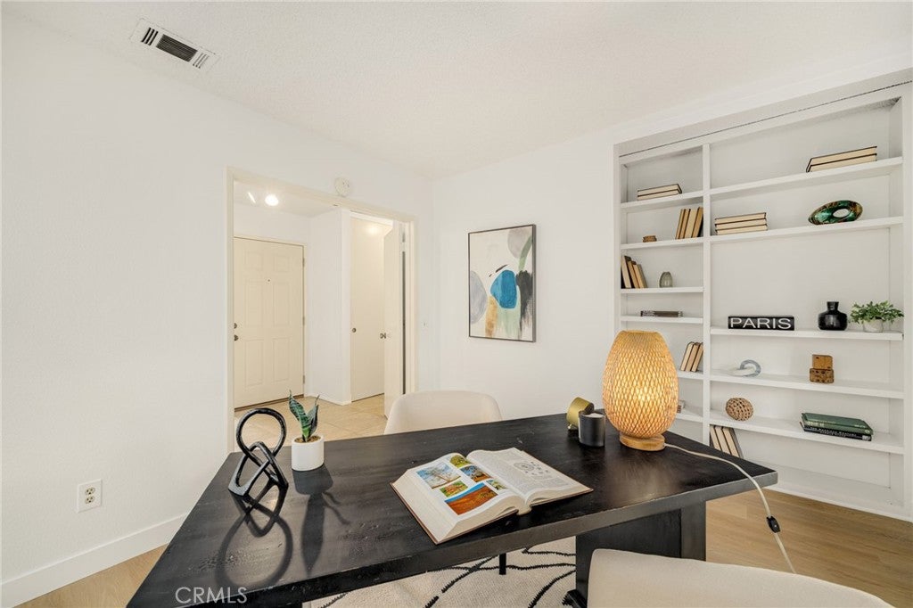 Glendale, California, 91206, United States, 2 Bedrooms Bedrooms, ,3 BathroomsBathrooms,Residential,For Sale,1941682