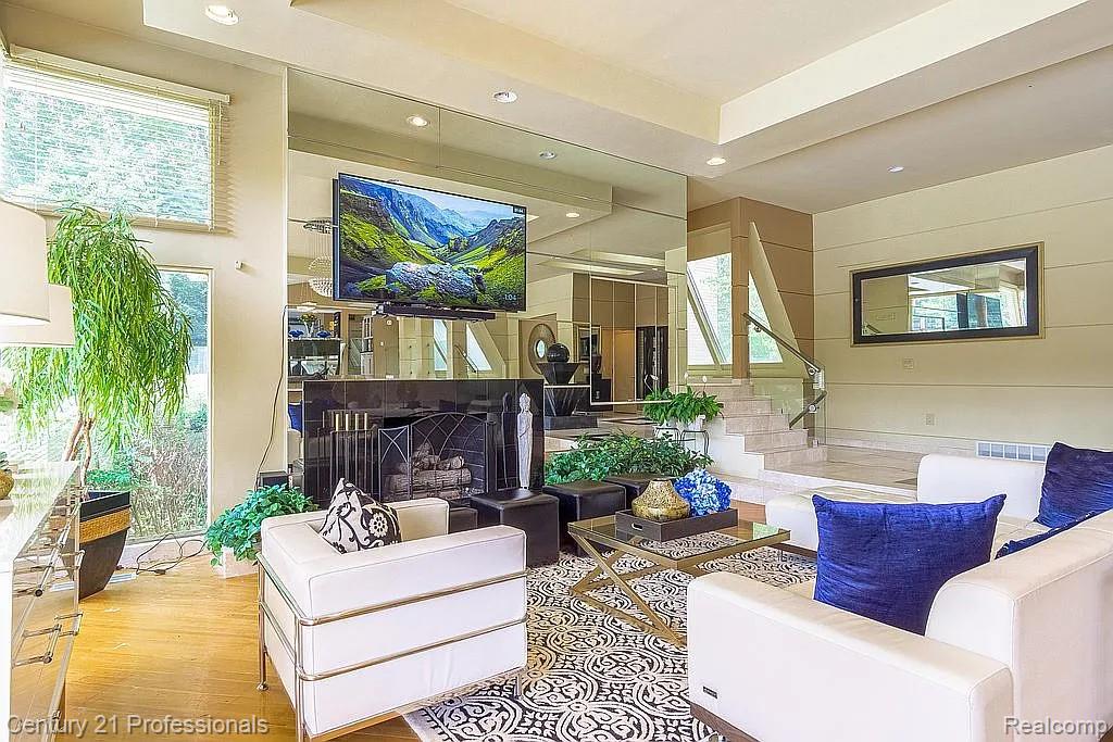 OrchardLake, Michigan, 48323, United States, 5 Bedrooms Bedrooms, ,5 BathroomsBathrooms,Residential,For Sale,1980200