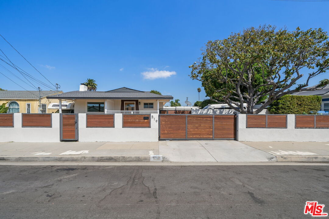 Inglewood, California, 90301, United States, 4 Bedrooms Bedrooms, ,3 BathroomsBathrooms,Residential,For Sale,1993545