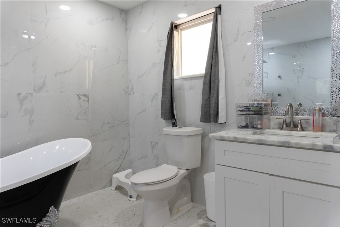 Fort Myers, Florida, 33916, United States, 4 Bedrooms Bedrooms, ,5 BathroomsBathrooms,Residential,For Sale,1975141