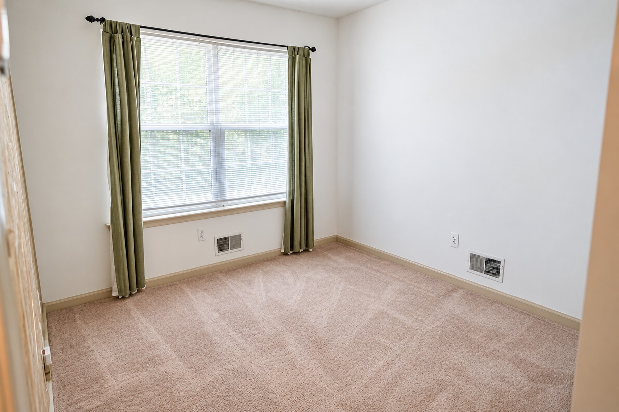  Spacious Townhome Overlooking the Woods - 物件實景