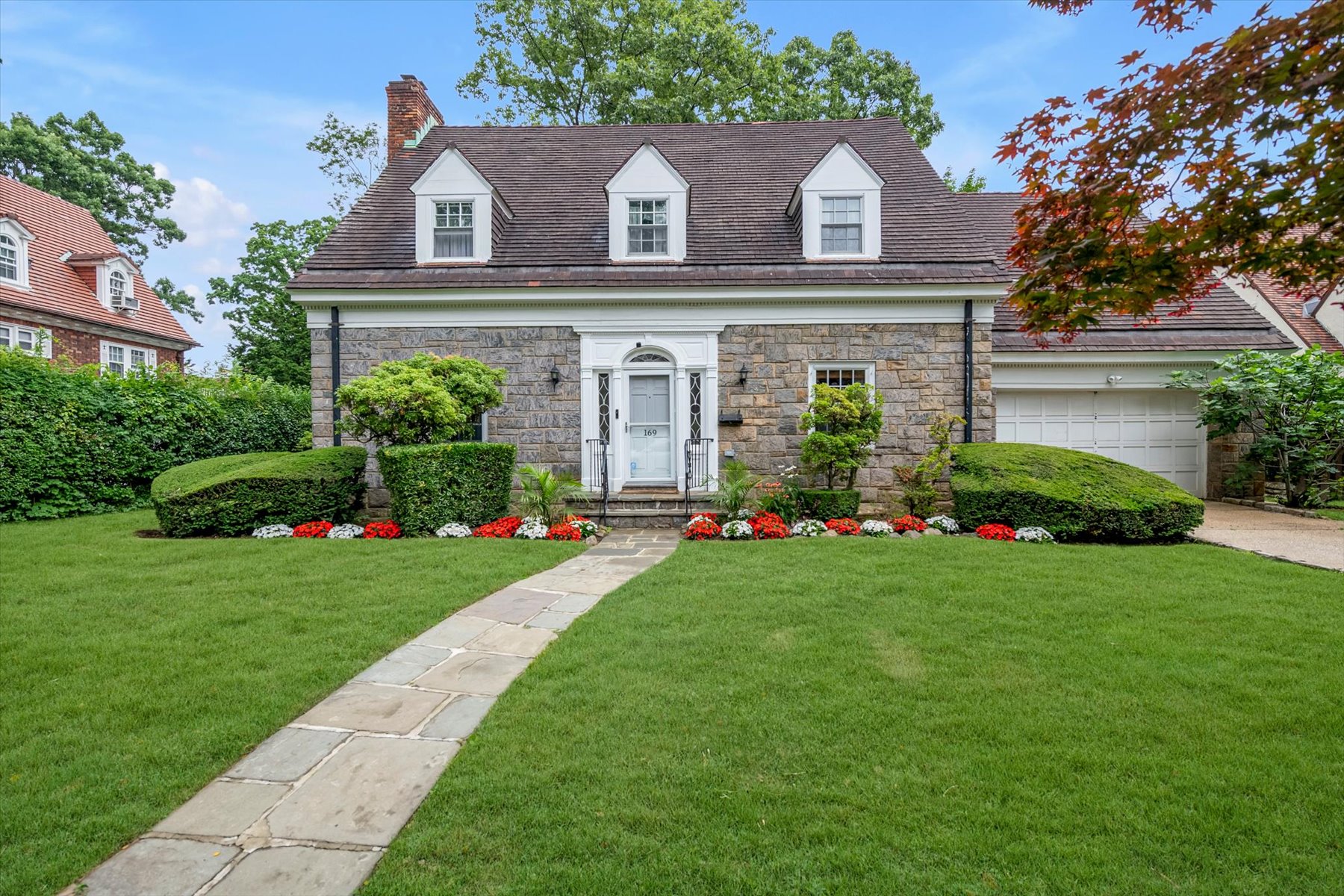  “DETACHED BRICK AND STONE HOME IN FOREST HILLS GARDENS? - 物件實景