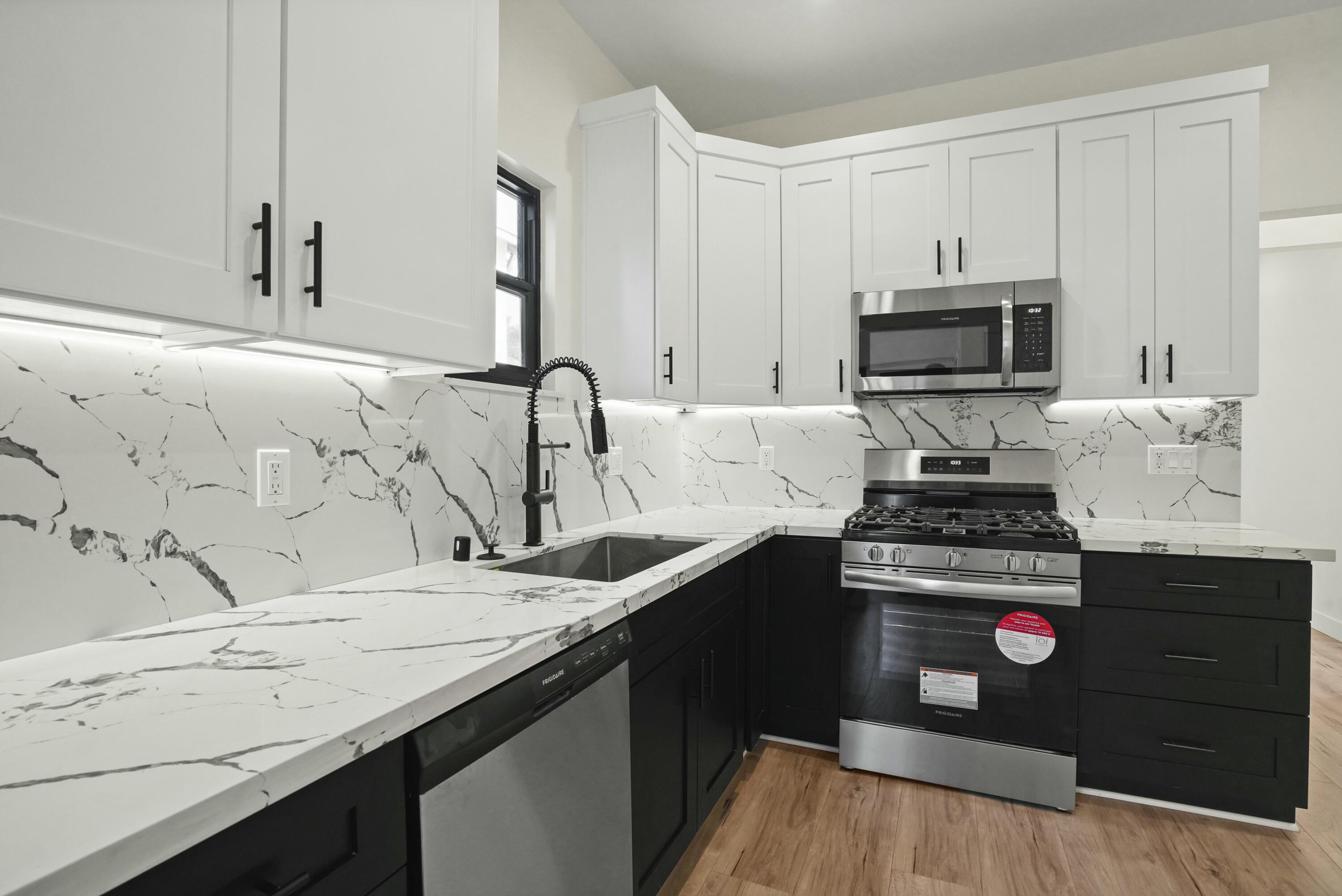 Los Angeles, California, 90007, United States, 5 Bedrooms Bedrooms, ,3 BathroomsBathrooms,Residential,For Sale,1979563