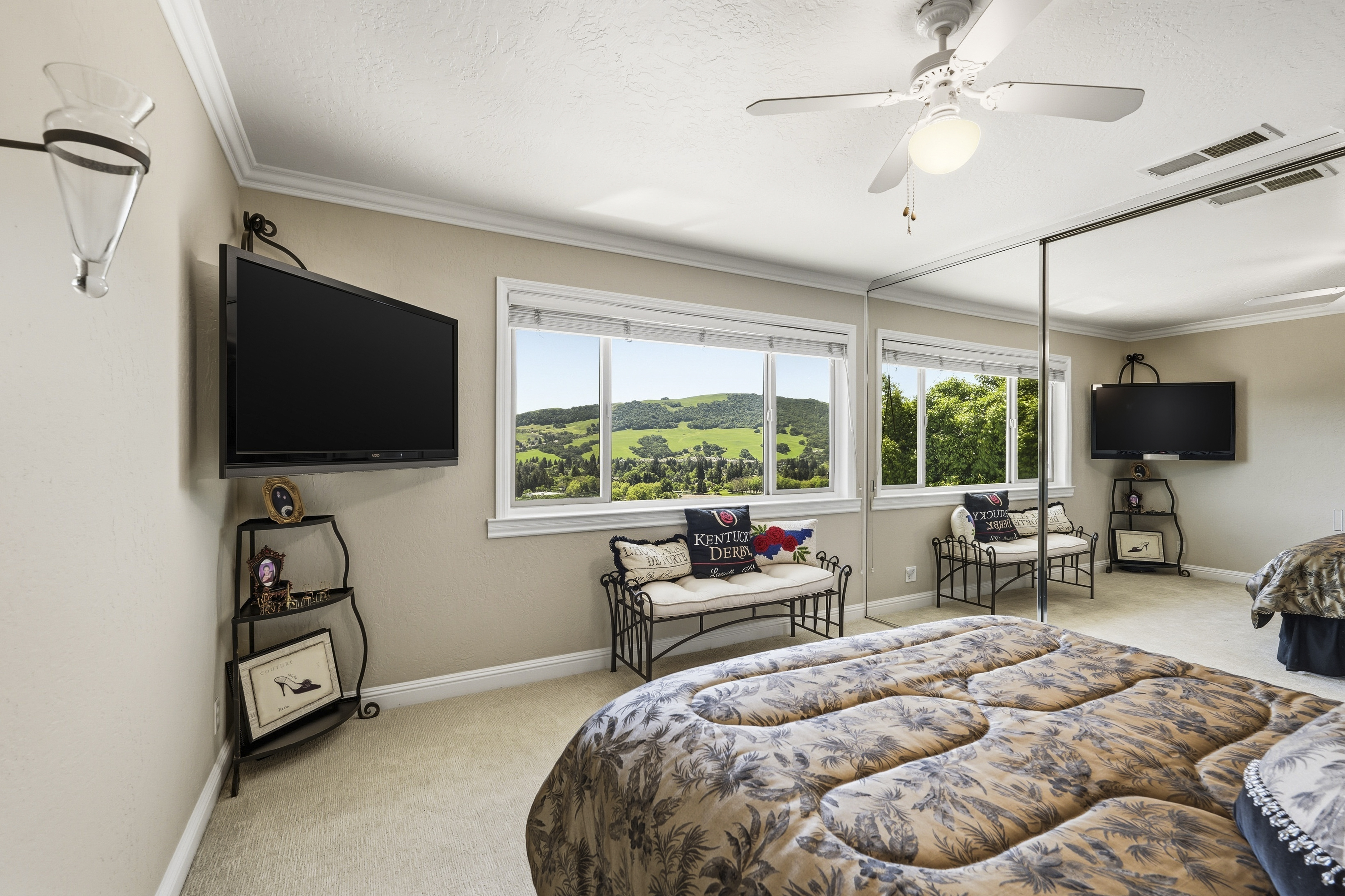  Million Dollar Views and Timeless Elegance in This Exceptional Residence - 物件實景