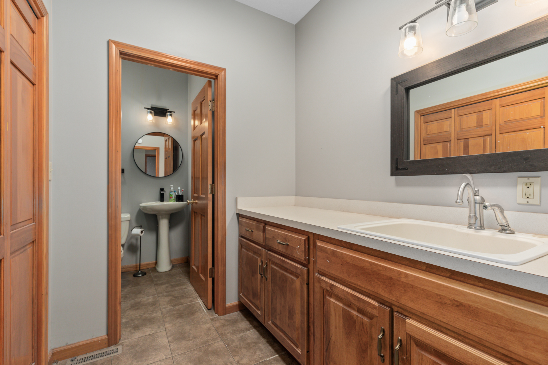 Litchfield, Illinois, 62056, United States, 5 Bedrooms Bedrooms, ,4 BathroomsBathrooms,Residential,For Sale,1986083