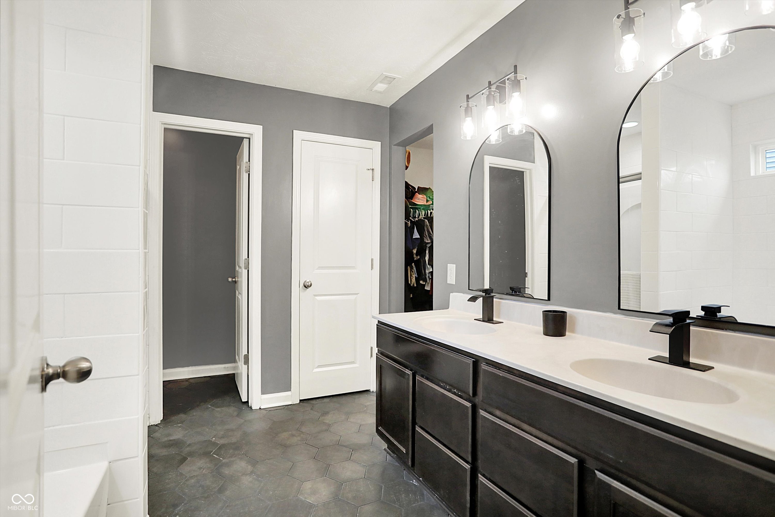 Franklin, Indiana, 46131, United States, 6 Bedrooms Bedrooms, ,4 BathroomsBathrooms,Residential,For Sale,1978604