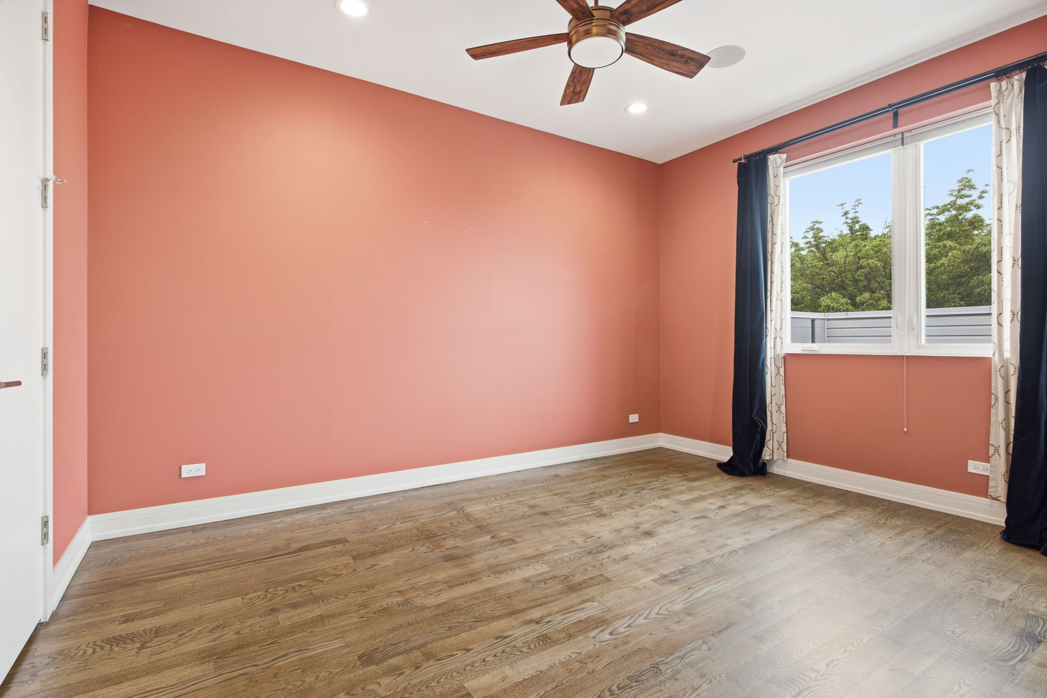  Welcome to This Stunning Three-Story Townhome - 物件實景