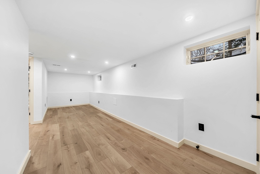 Wellesley, Massachusetts, 02481, United States, 5 Bedrooms Bedrooms, ,5 BathroomsBathrooms,Residential,For Sale,2001745