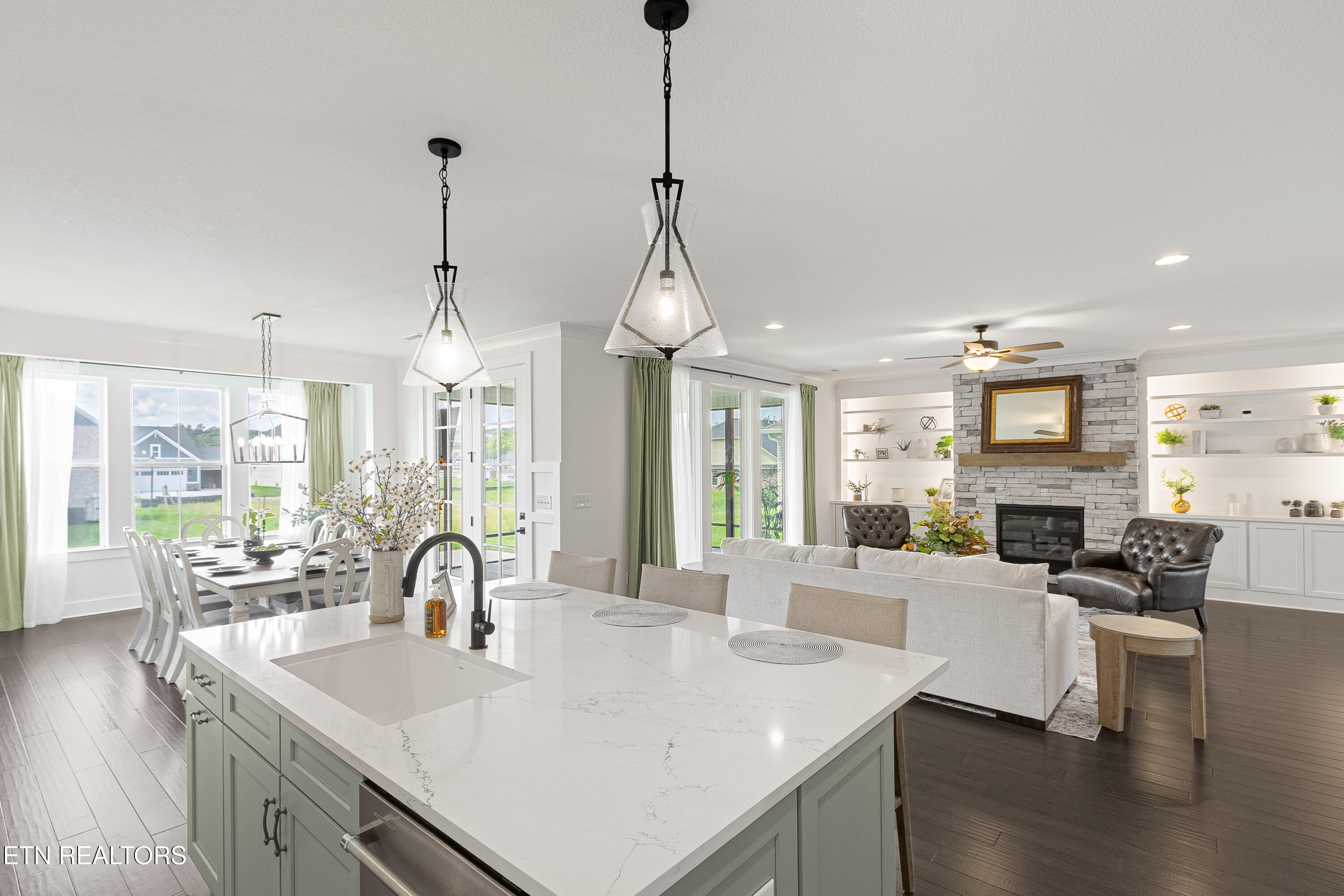 Knoxville, Tennessee, 37932, United States, 5 Bedrooms Bedrooms, ,4 BathroomsBathrooms,Residential,For Sale,1982096