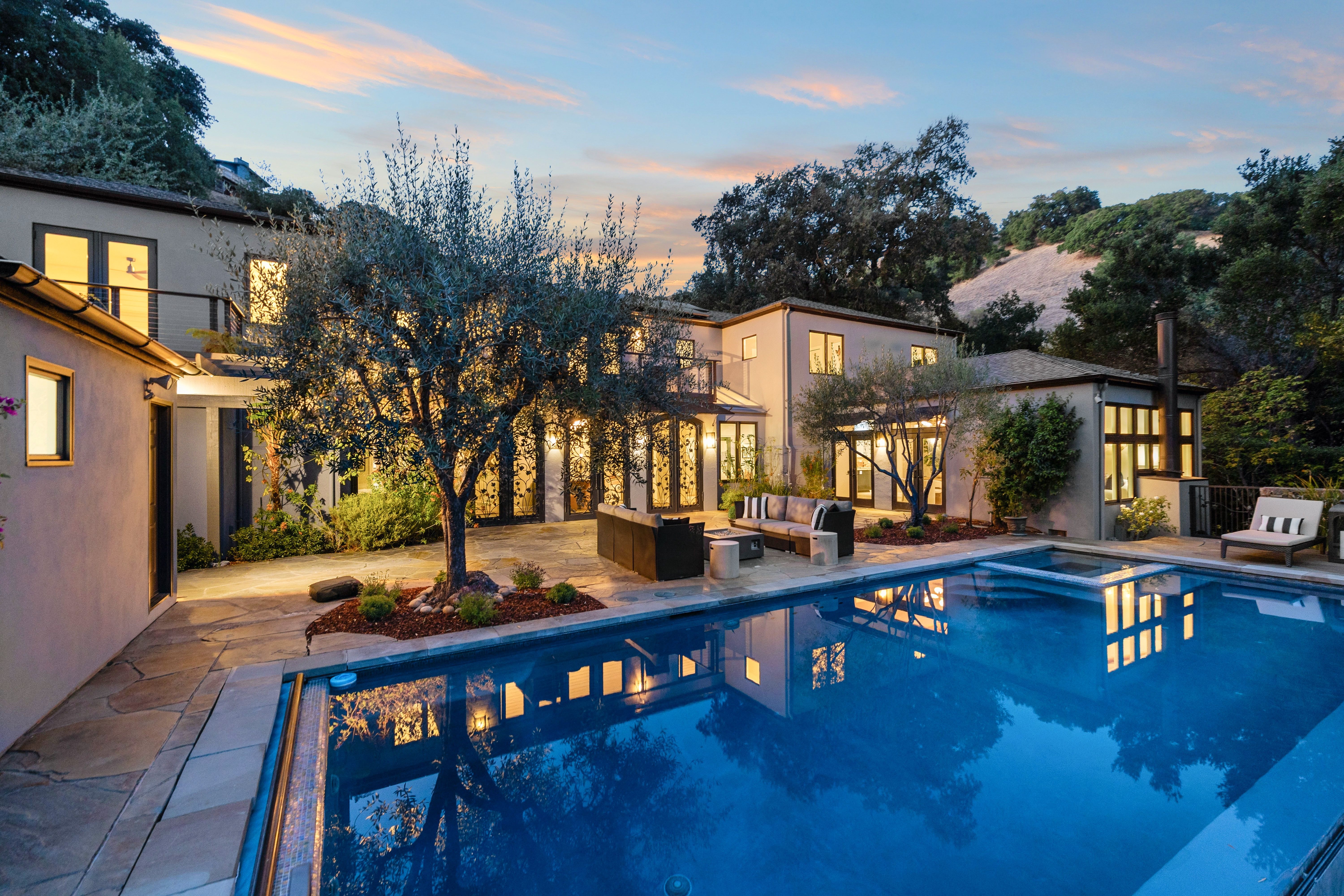  Resort Living in Sorich Park — Gated Mediterranean Estate With Pool and Views - 物件實景