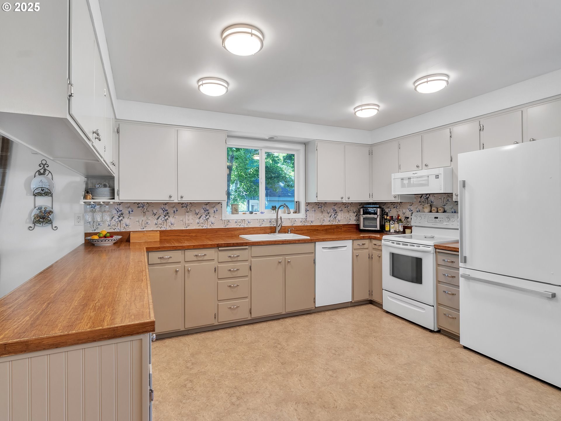 McMinnville, Oregon, 97128, United States, 3 Bedrooms Bedrooms, ,2 BathroomsBathrooms,Residential,For Sale,1901824