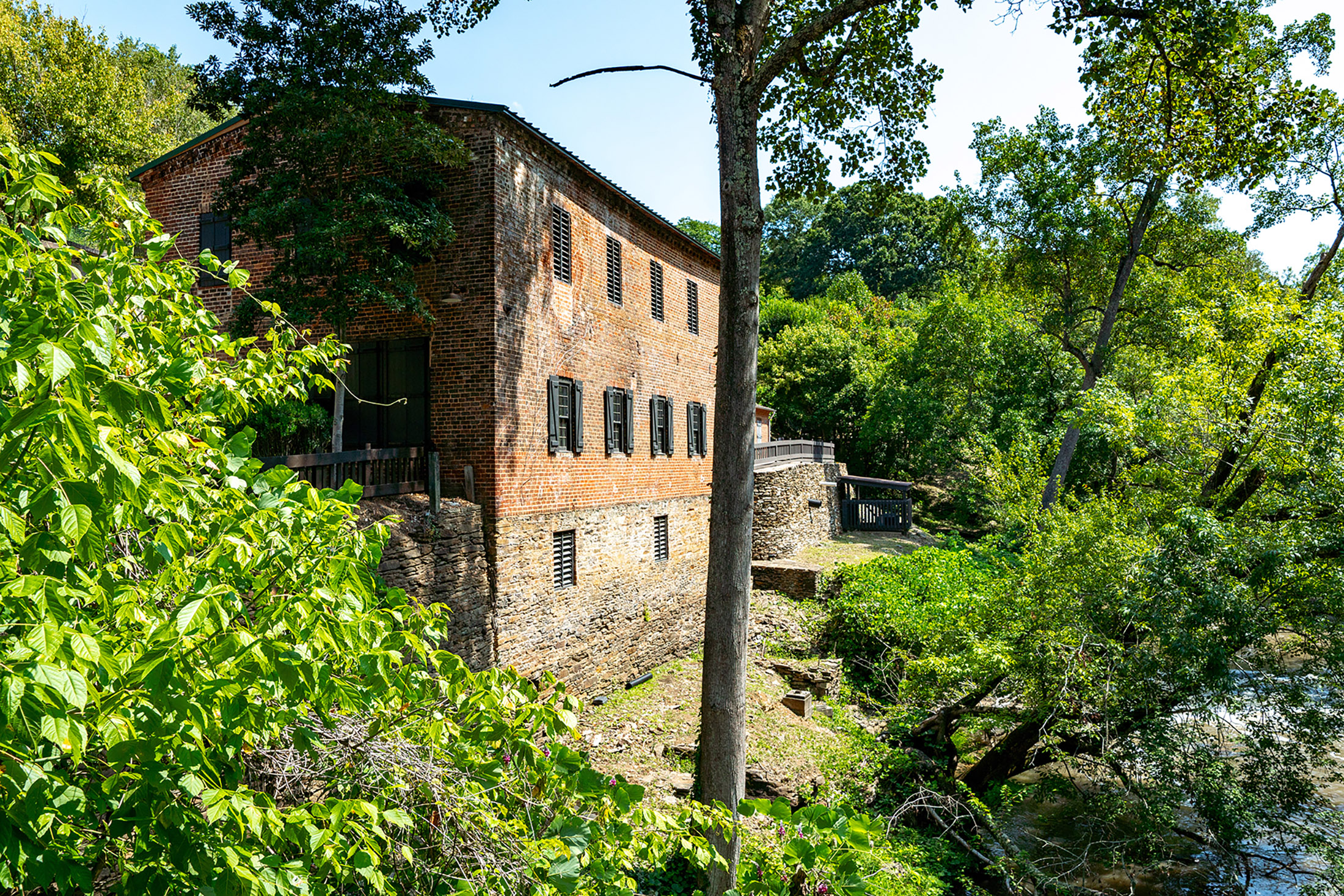  Introducing Another Sophisticated and Well-Crafted Home - 物件實景