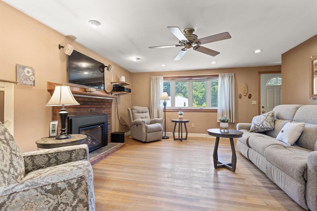 Mansfield, Massachusetts, 02048, United States, 3 Bedrooms Bedrooms, ,1 BathroomBathrooms,Residential,For Sale,1926255