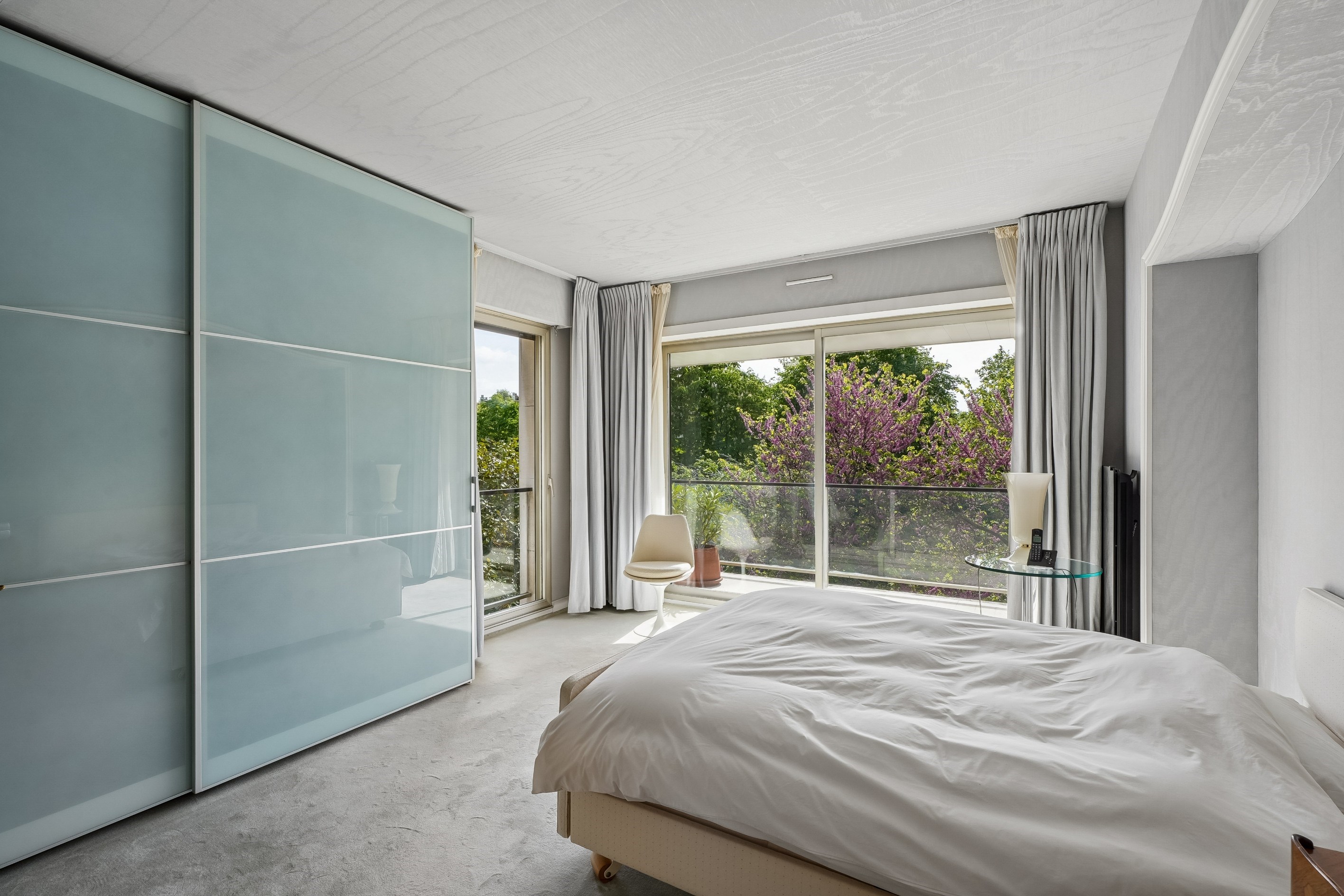  Rare 2-Bedroom Apartment with Balconies, Open Views, and Garage in Neuilly-sur-… - 物件實景