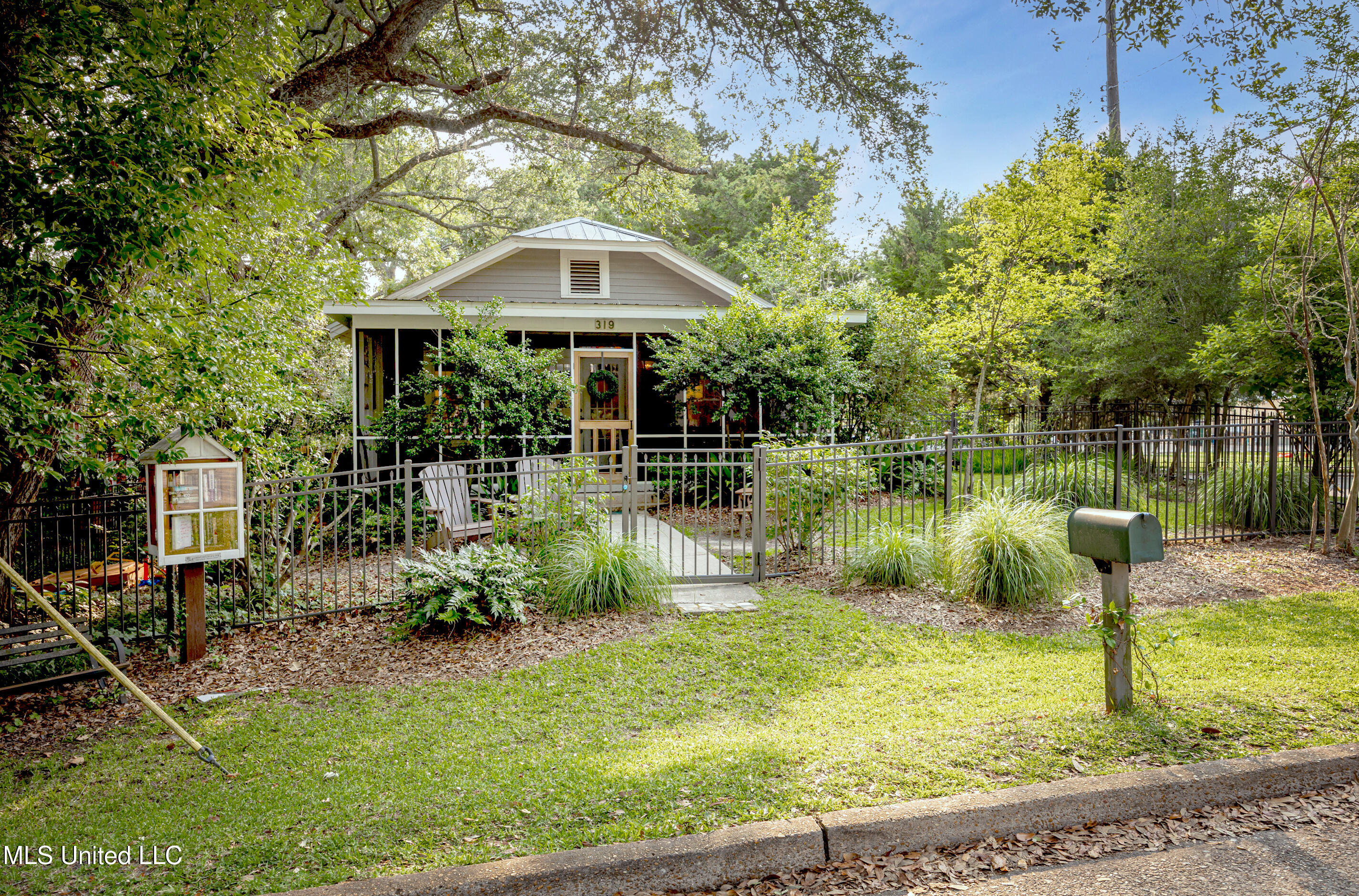 Ocean Springs, Mississippi, 39564, United States, 3 Bedrooms Bedrooms, ,2 BathroomsBathrooms,Residential,For Sale,1987573