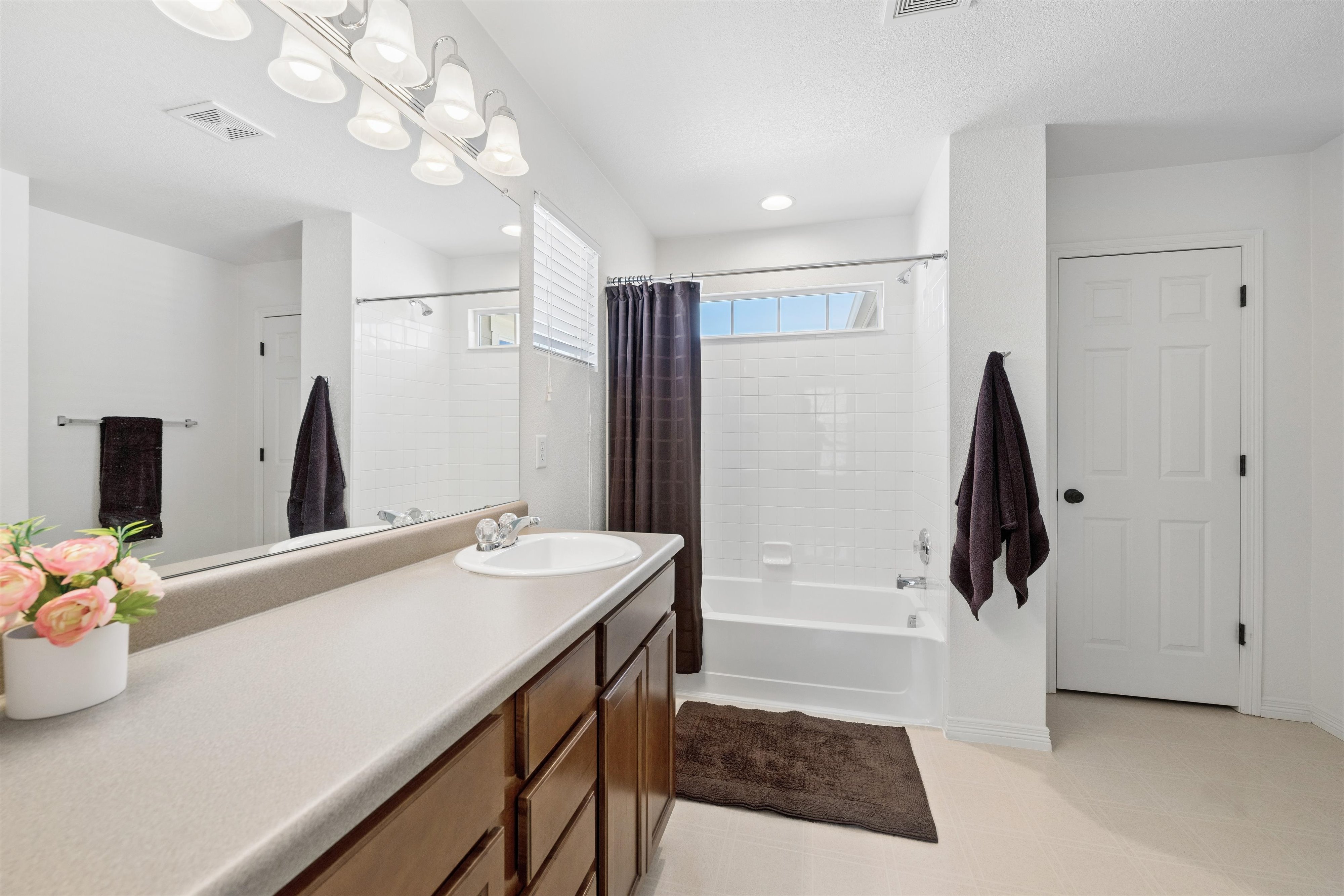  Beautiful 3-Bedroom, 3-Bath Home On A Charming Tree-Lined Street - 物件實景