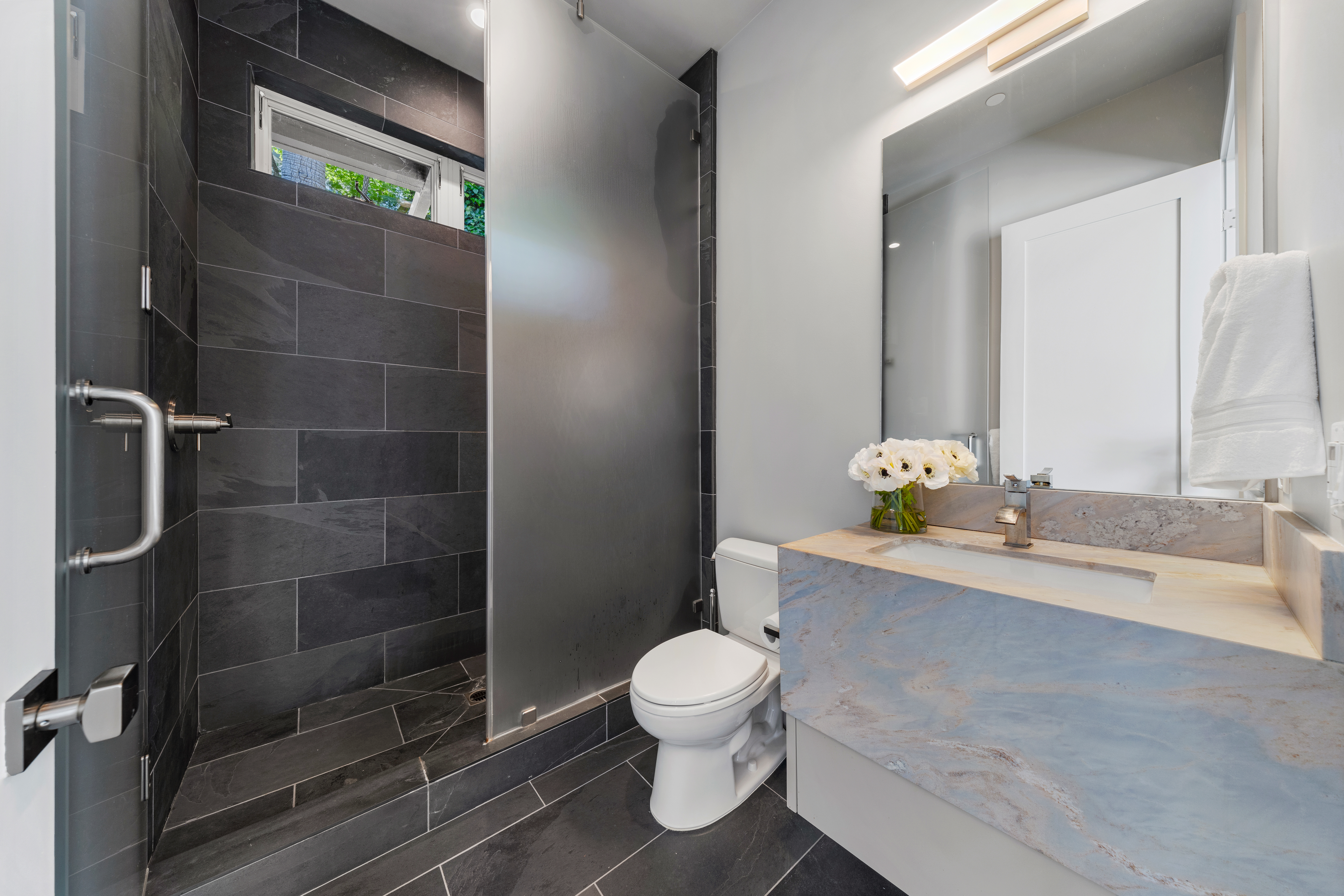  Coastal Living on Coveted Beach Road - 物件實景