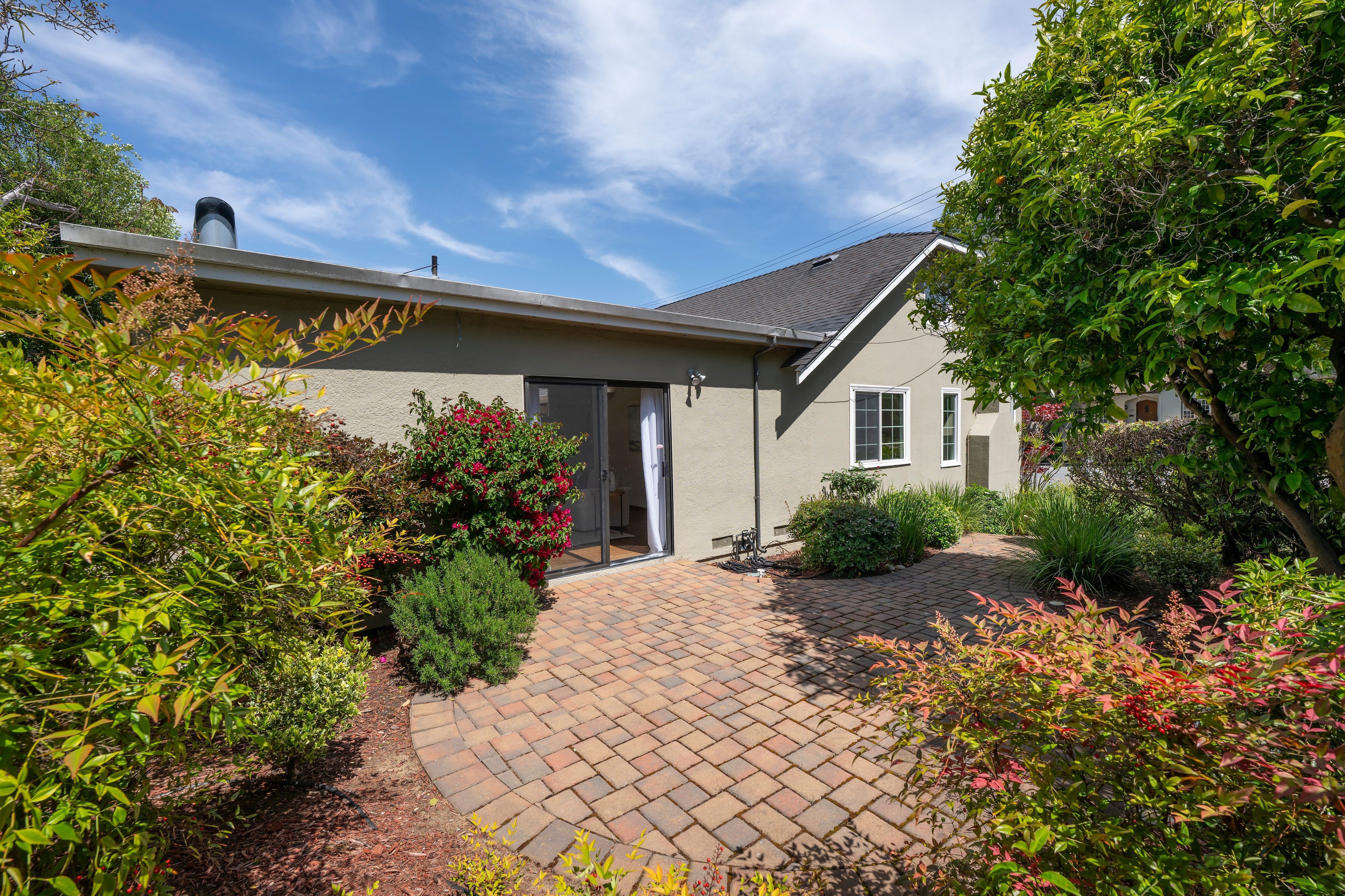  Charming Single-Level Home With ADU on Large Flat Lot - 物件實景