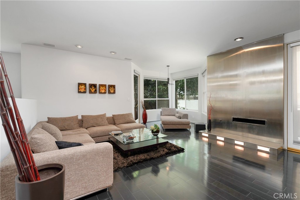 Studio City, California, 91604, United States, 2 Bedrooms Bedrooms, ,3 BathroomsBathrooms,Residential,For Sale,1847940