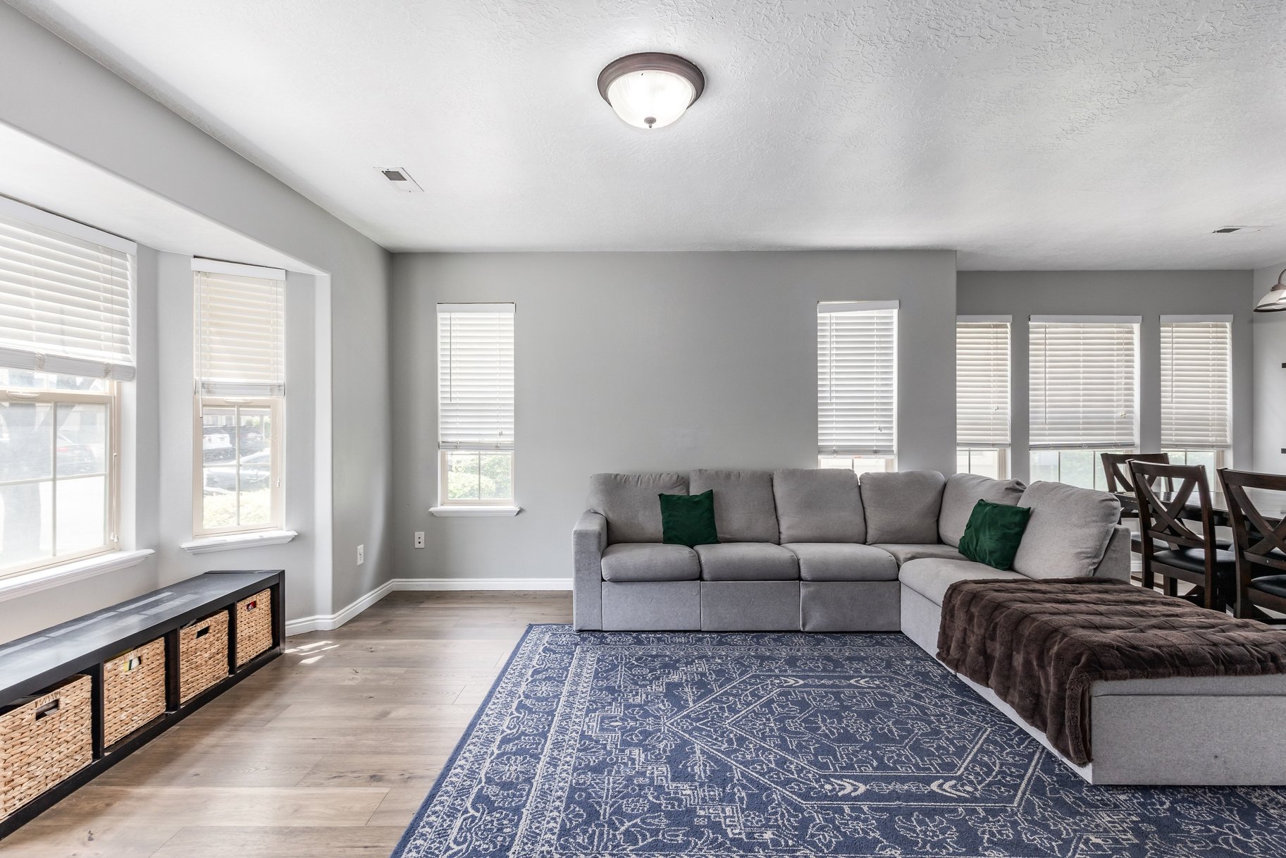  End Row Townhome in Highly Desired Location - 物件實景