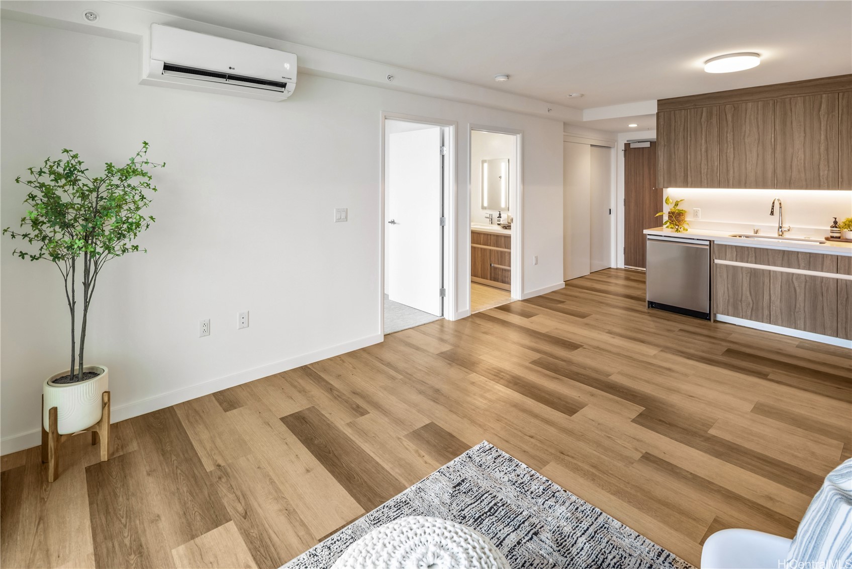 Honolulu, Hawaii, 96814, United States, 1 Bedroom Bedrooms, ,1 BathroomBathrooms,Residential,For Sale,1992137