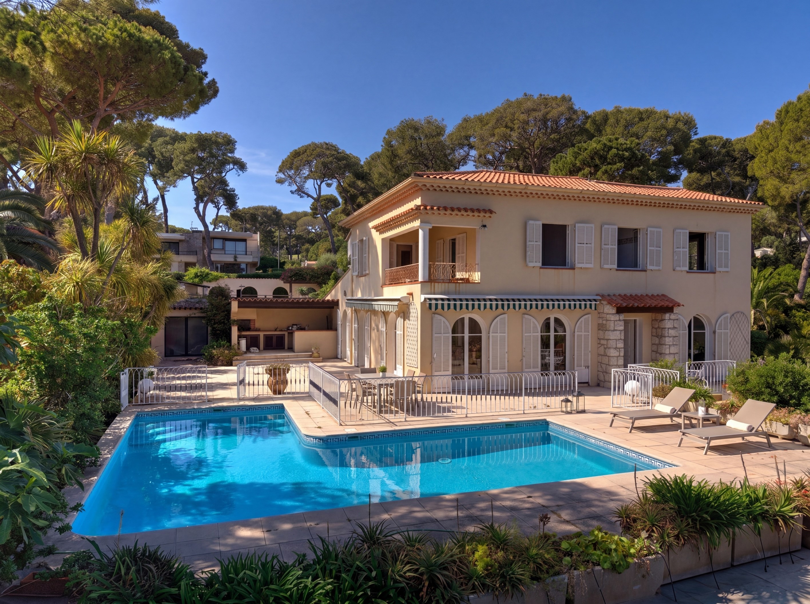  Cap d’Antibes villa with sea views pool and exceptional renovation potential - 物件實景