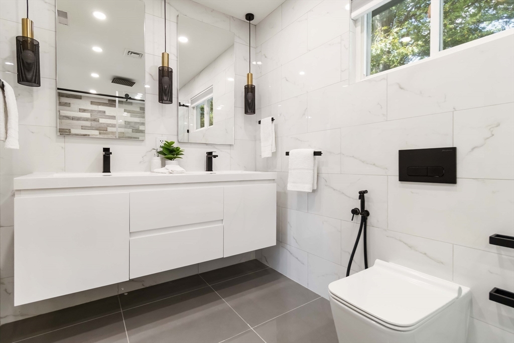 Natick, Massachusetts, 01760, United States, 4 Bedrooms Bedrooms, ,4 BathroomsBathrooms,Residential,For Sale,1950853