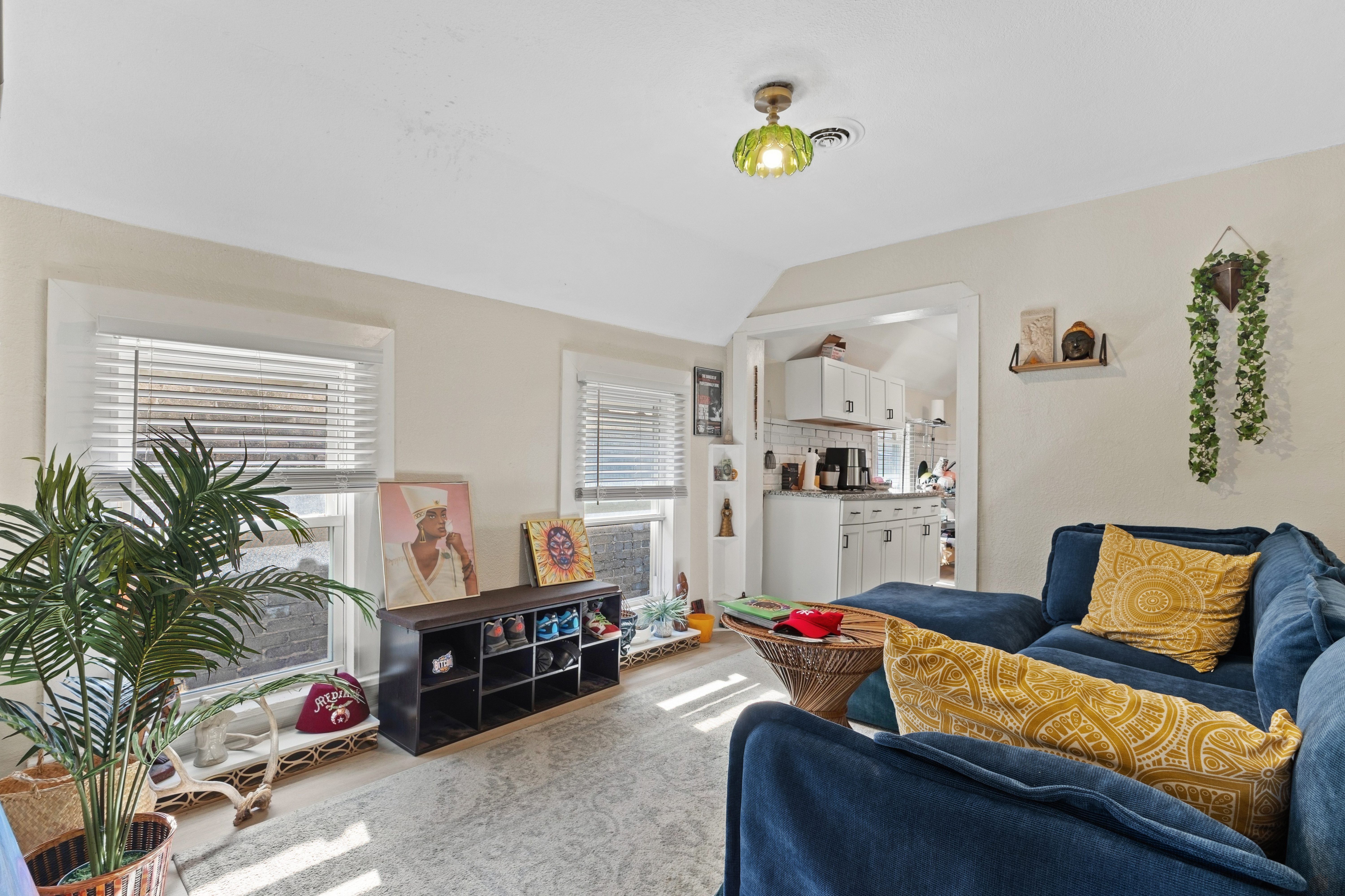  Prime Bay View Investment: Updated Duplex with 4-Car Garage Near Lake Michigan - 物件實景