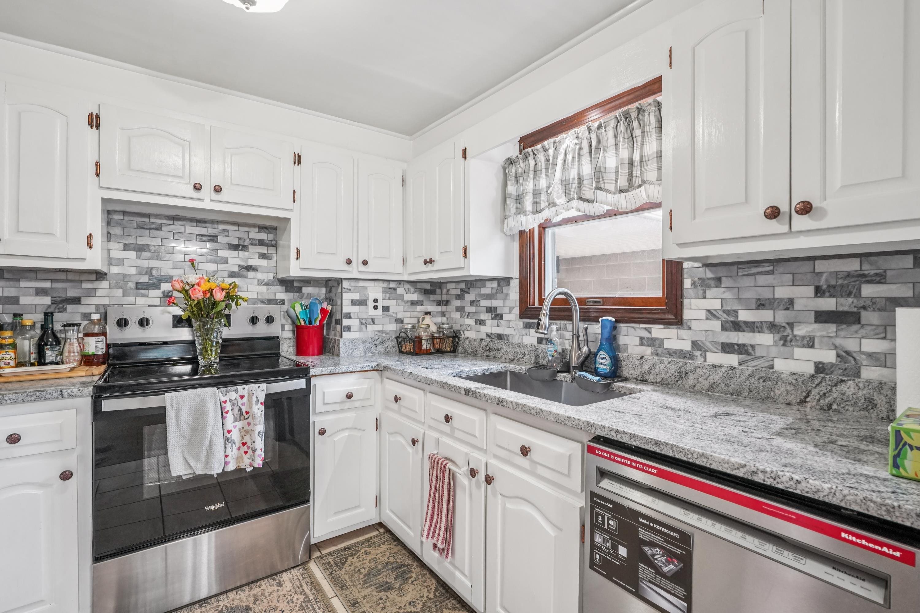 Kingston, New Hampshire, 03848, United States, 3 Bedrooms Bedrooms, ,2 BathroomsBathrooms,Residential,For Sale,1975396