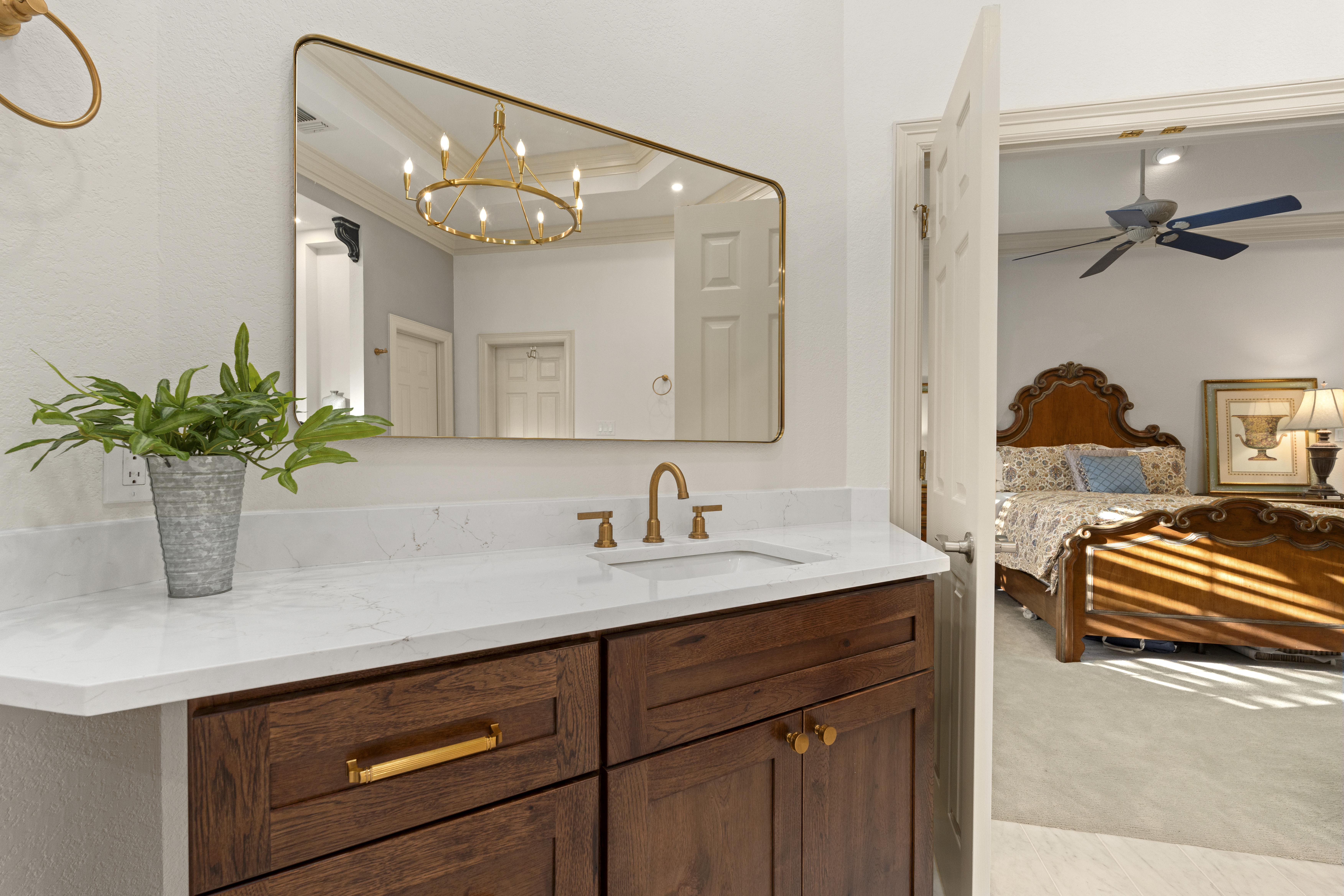  Updated Home with Captivating Interior Features - 物件實景