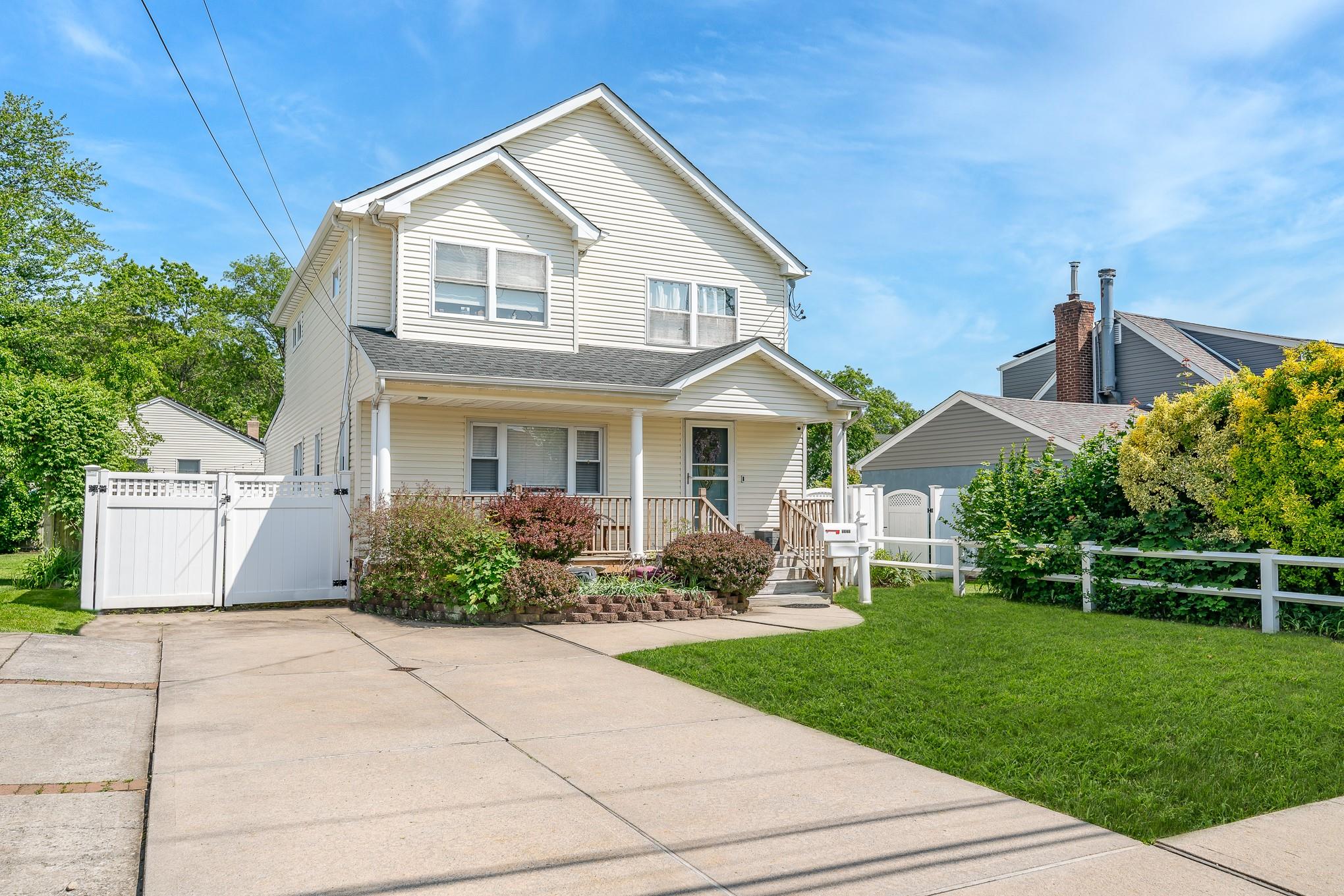 Merrick, New York, 11566, United States, 4 Bedrooms Bedrooms, ,2 BathroomsBathrooms,Residential,For Sale,1931896
