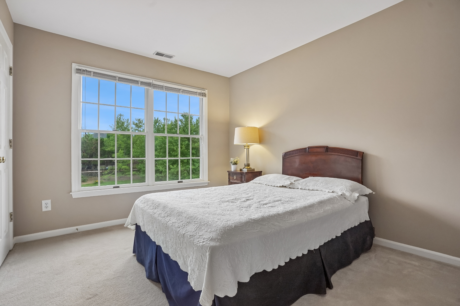  ?Staats Farm? Colonial Blends Classic Charm with Modern Updates - 物件實景