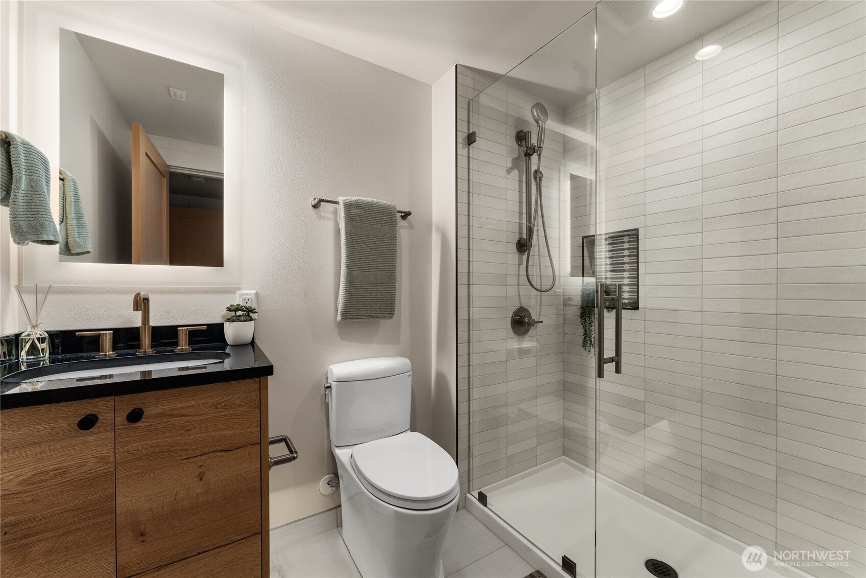 Manson, Washington, 98831, United States, 3 Bedrooms Bedrooms, ,2 BathroomsBathrooms,Residential,For Sale,1941699