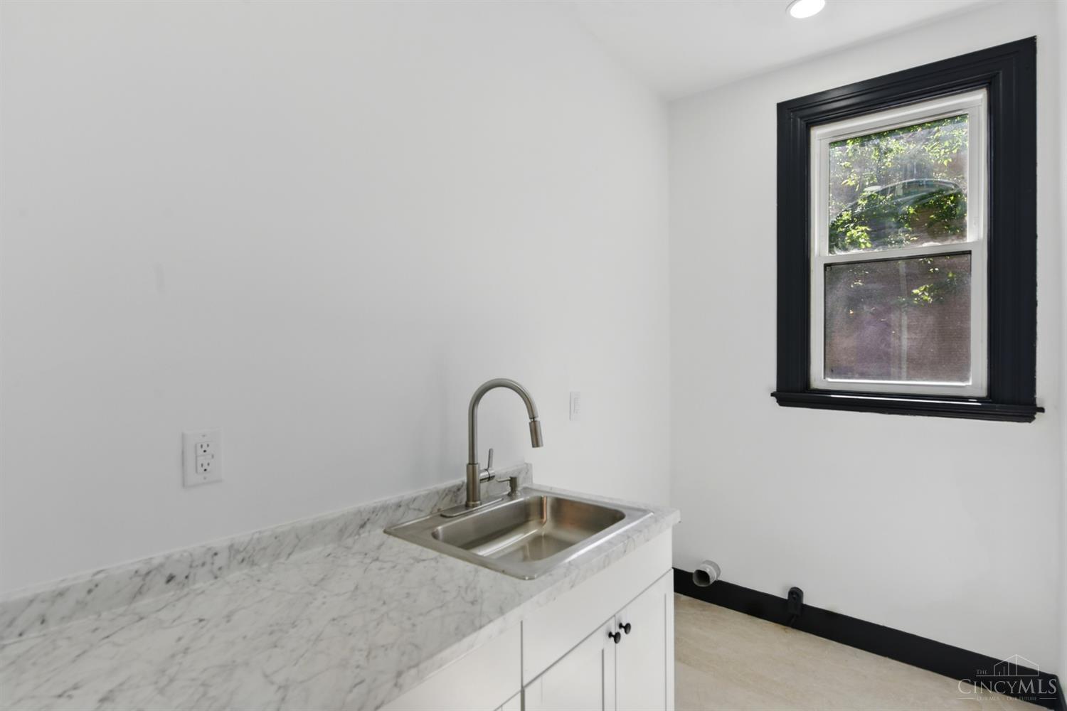 Cincinnati, Ohio, 45229, United States, 7 Bedrooms Bedrooms, ,5 BathroomsBathrooms,Residential,For Sale,1821306