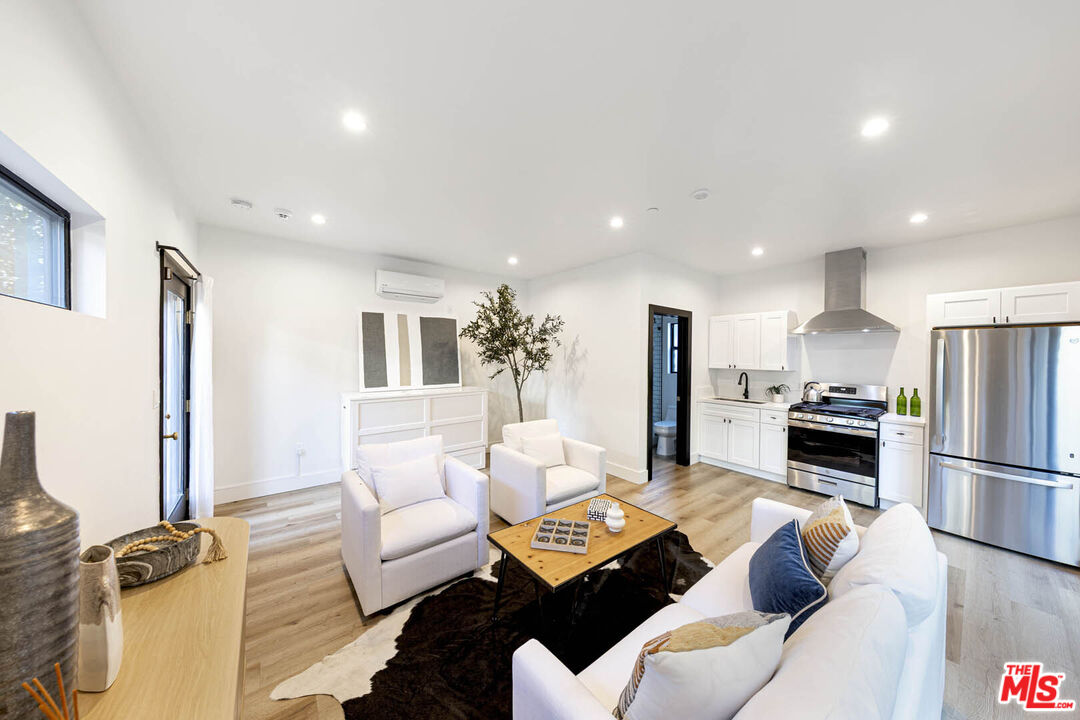 Los Angeles, California, 90048, United States, 4 Bedrooms Bedrooms, ,2 BathroomsBathrooms,Residential,For Sale,1862475