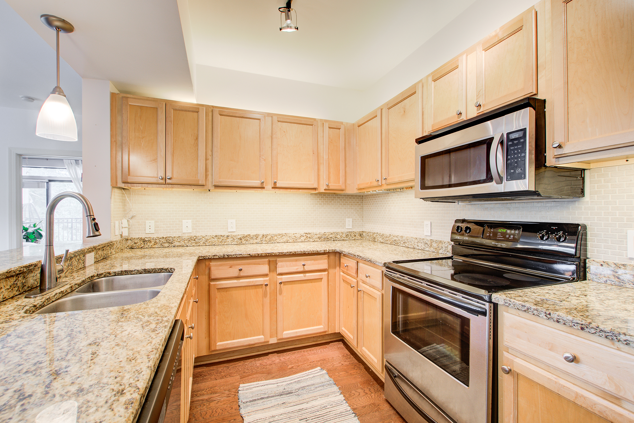  Beautifully Maintained and Light-filled Top Floor Corner Unit - 物件實景