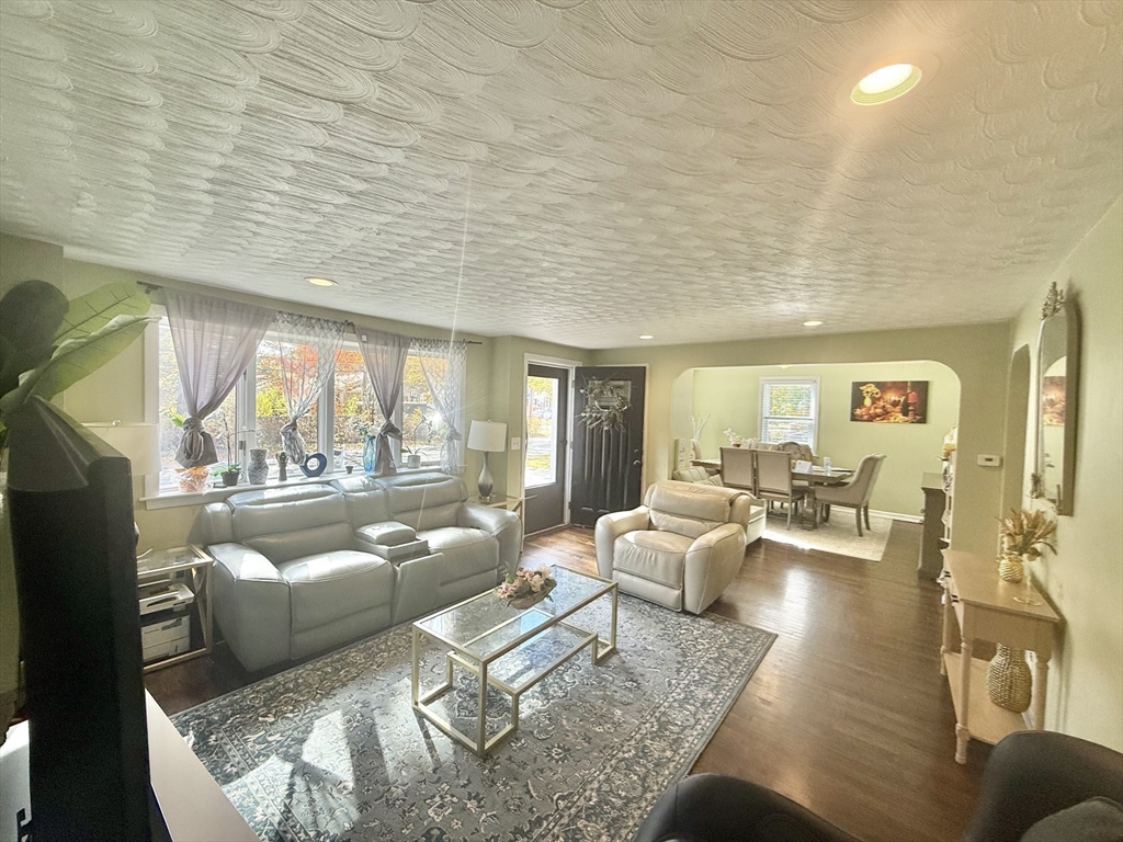 Stoughton, Massachusetts, 02072, United States, 3 Bedrooms Bedrooms, ,1 BathroomBathrooms,Residential,For Sale,1978457