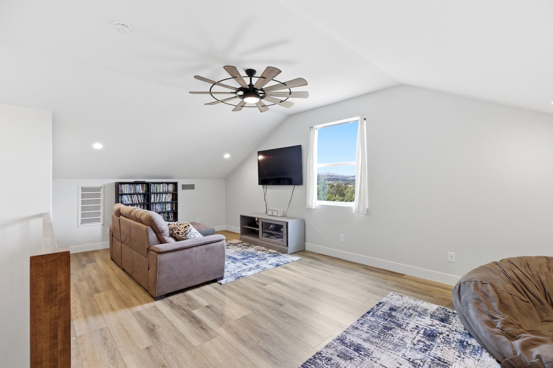  5 Acres • Two Homes In One • Horse Property With Flexible Living Options - 物件實景