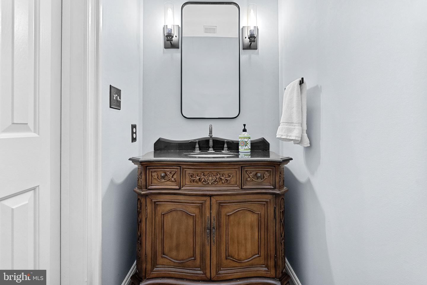Waterford, Virginia, 20197, United States, 5 Bedrooms Bedrooms, ,4 BathroomsBathrooms,Residential,For Sale,1940957