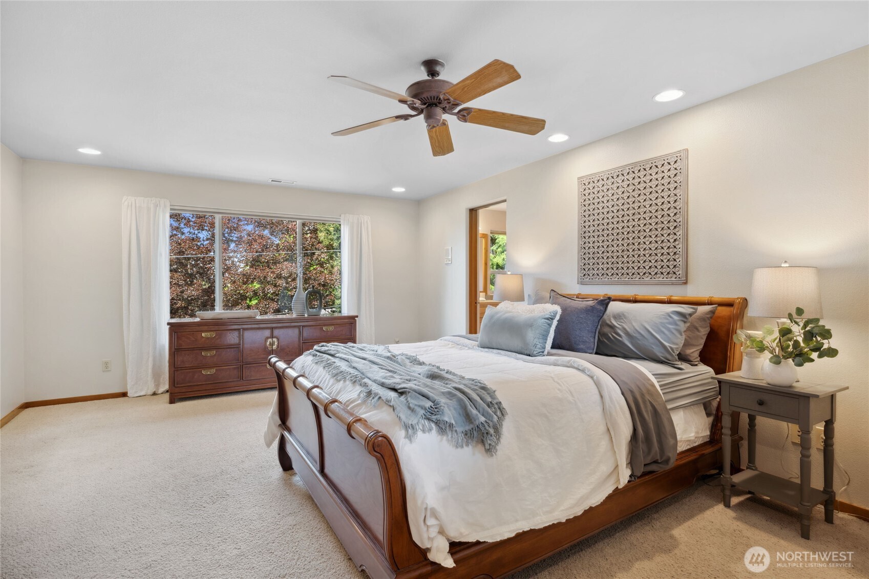 Kirkland, Washington, 98033, United States, 4 Bedrooms Bedrooms, ,2 BathroomsBathrooms,Residential,For Sale,1804621
