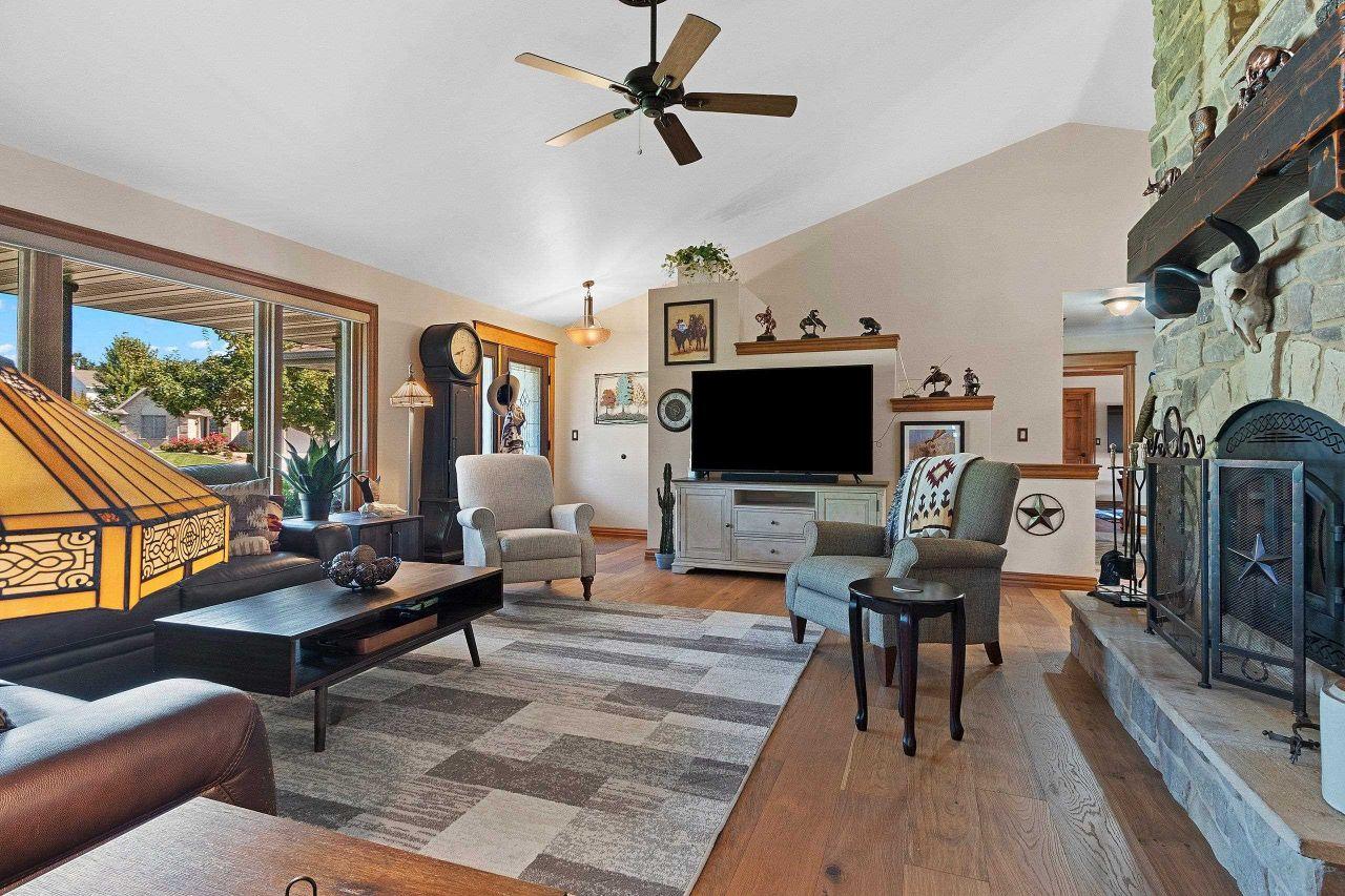 GREEN BAY, Wisconsin, 54302, United States, 3 Bedrooms Bedrooms, ,4 BathroomsBathrooms,Residential,For Sale,1818314