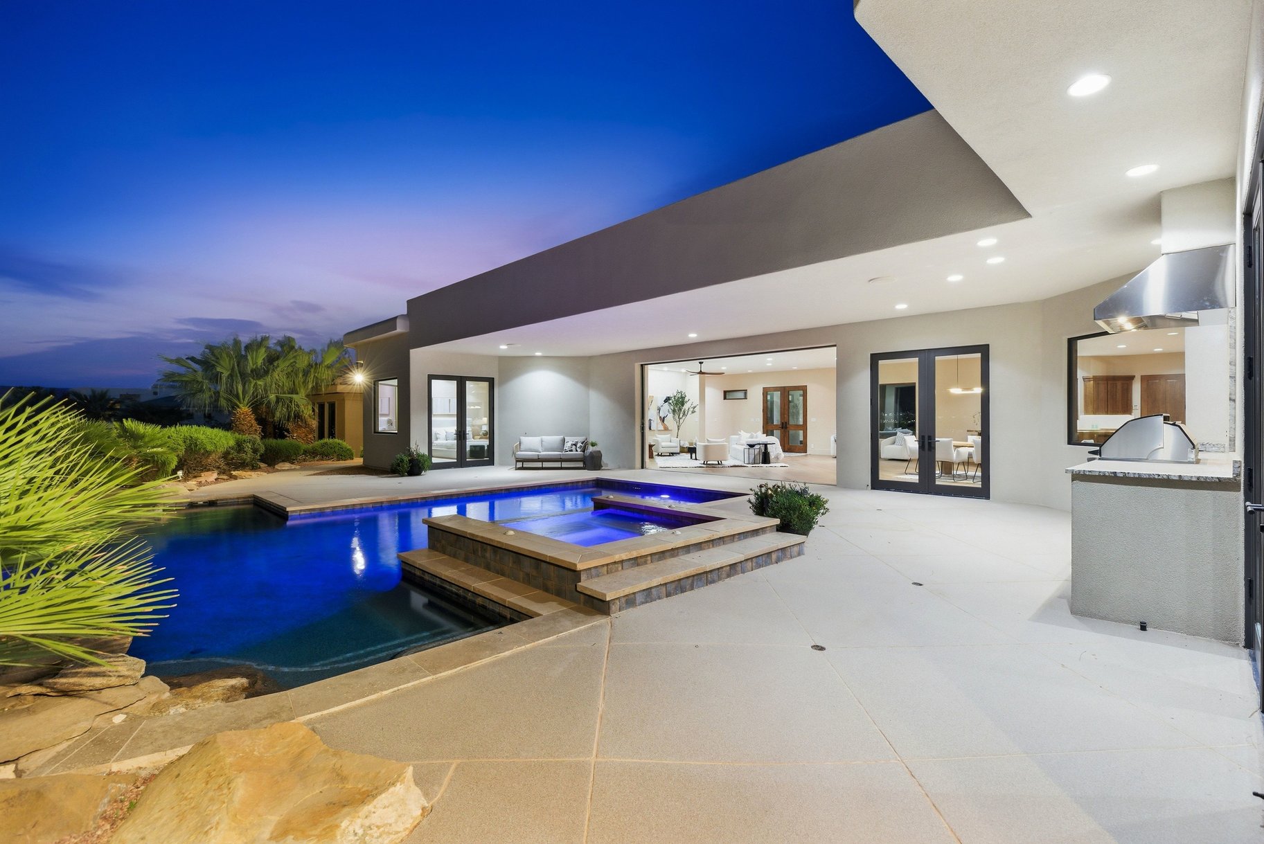  On The edge Of Stone Cliff With Sweeping Stunning City And Mountain Views - 物件實景