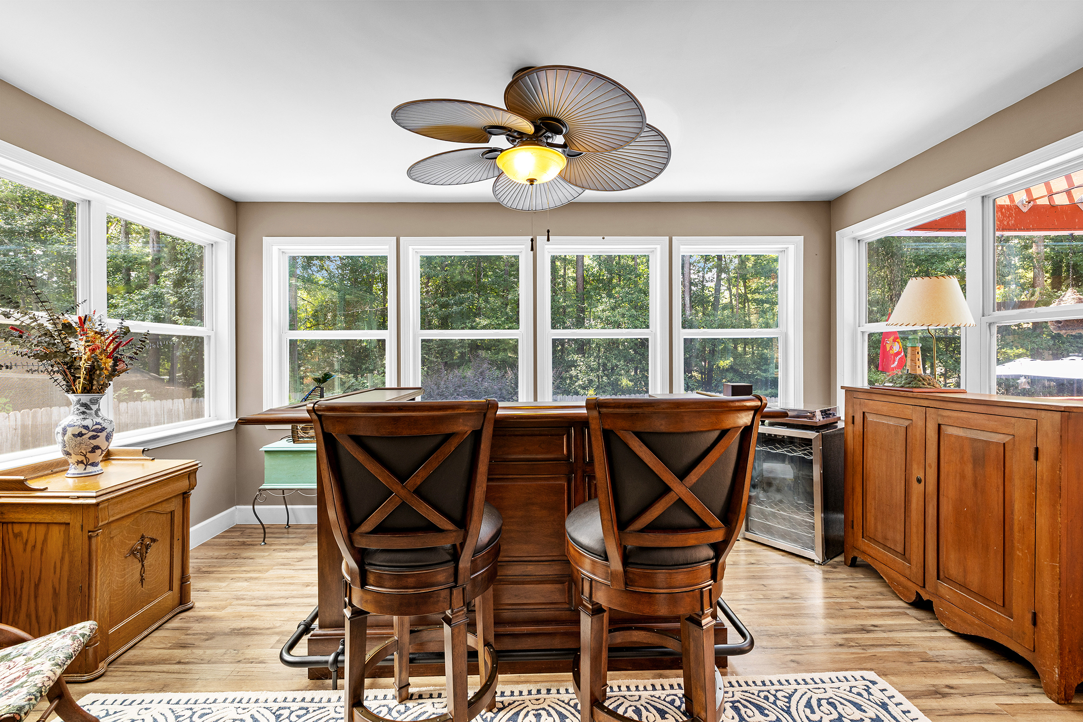  Beautiful Home with Backyard Retreat in Hillandale - 物件實景