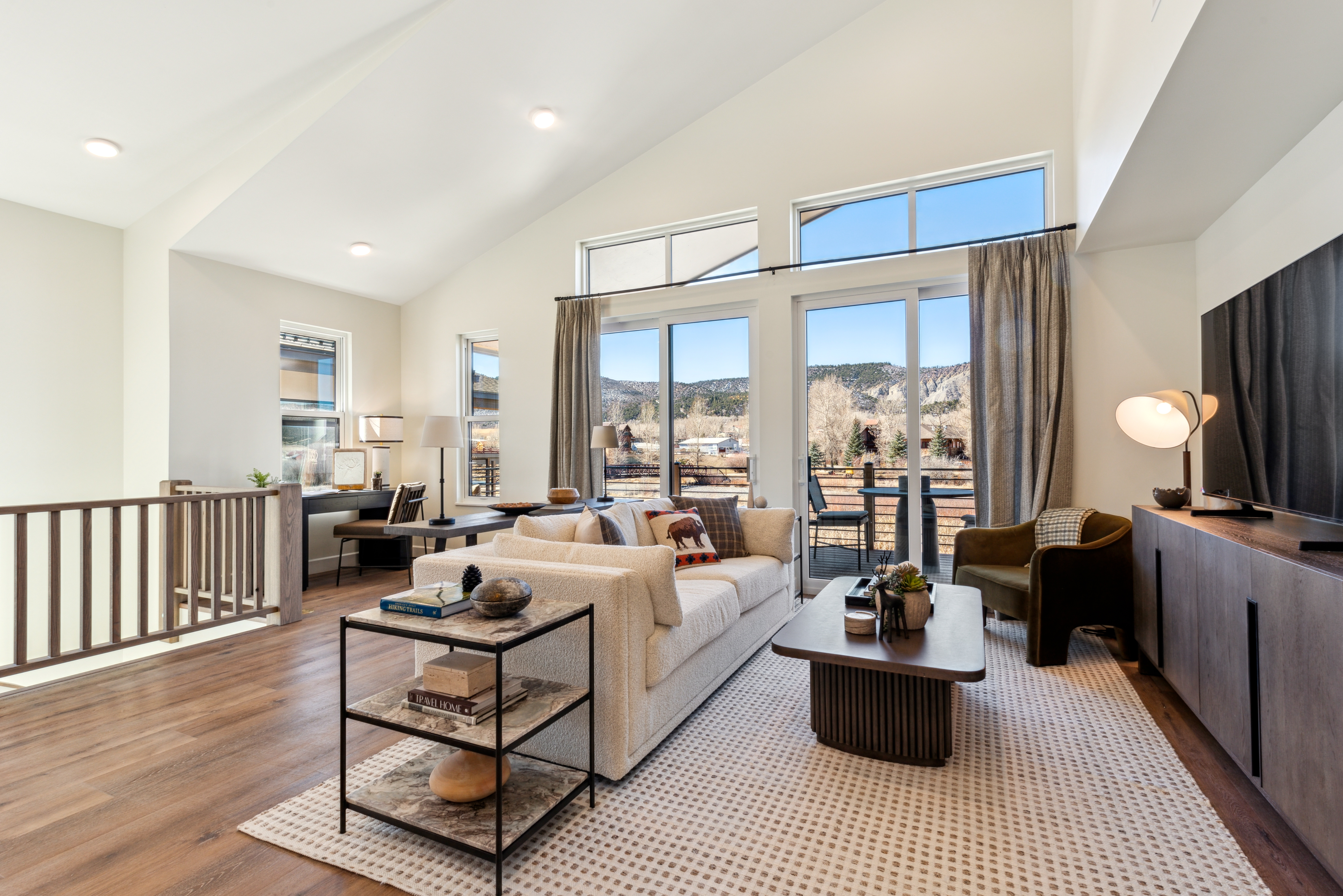  Second-floor Penthouse Unit with Vaulted Ceilings. - 物件實景